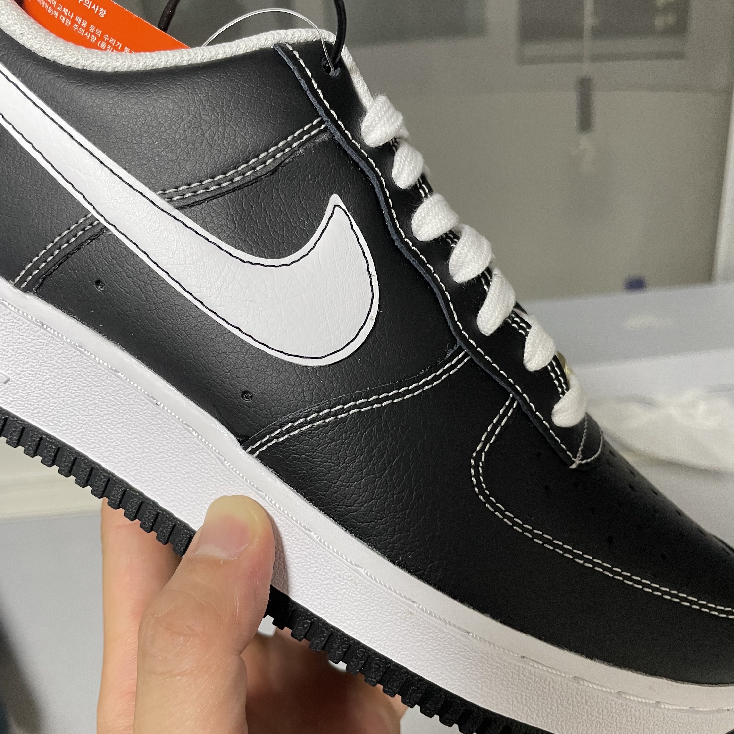 Nike Air Force 1 '07 First Use Black White 착용 스타일 - 3