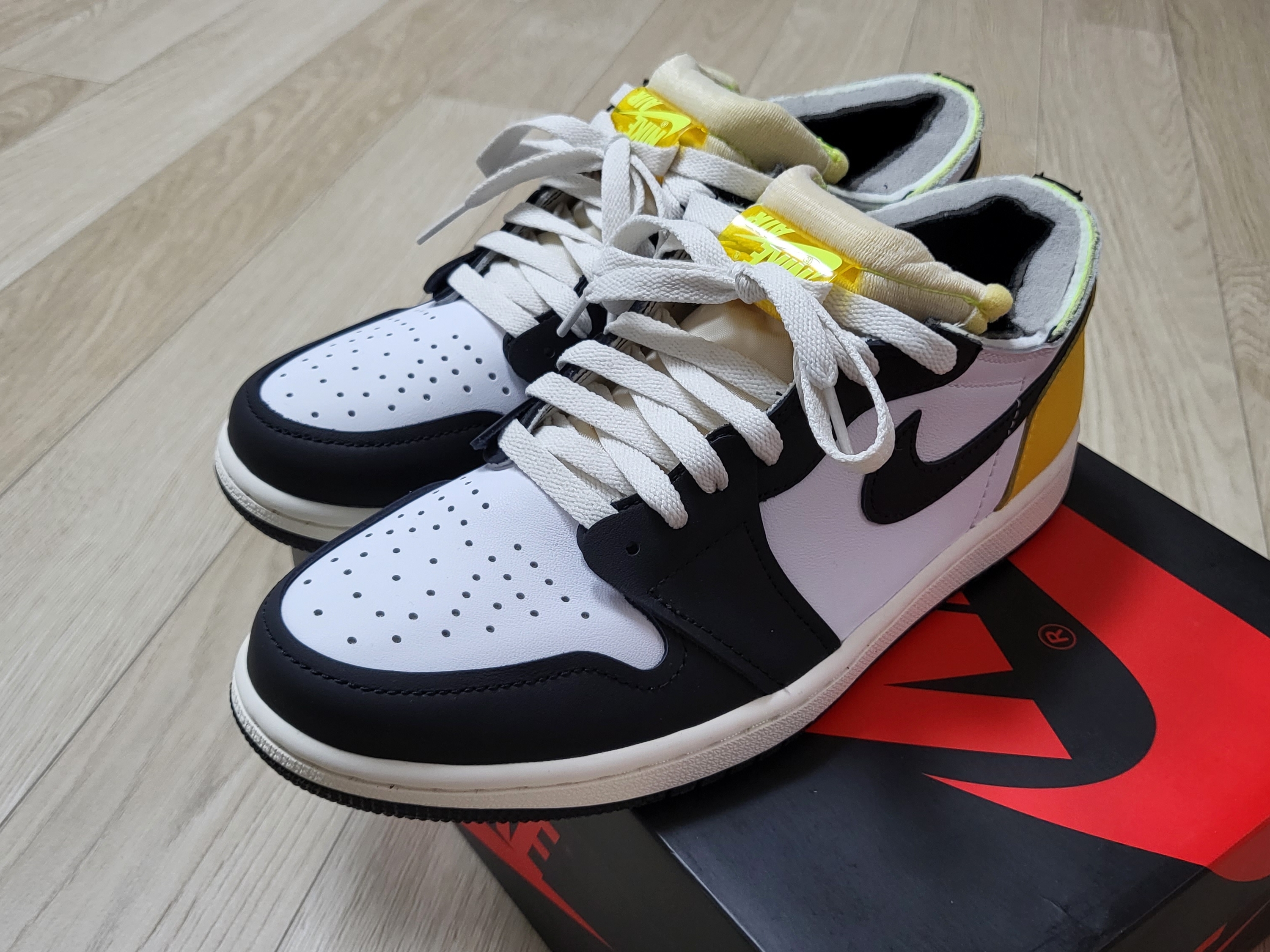 Jordan 1 Retro High OG Volt Gold 착용 스타일 - 2