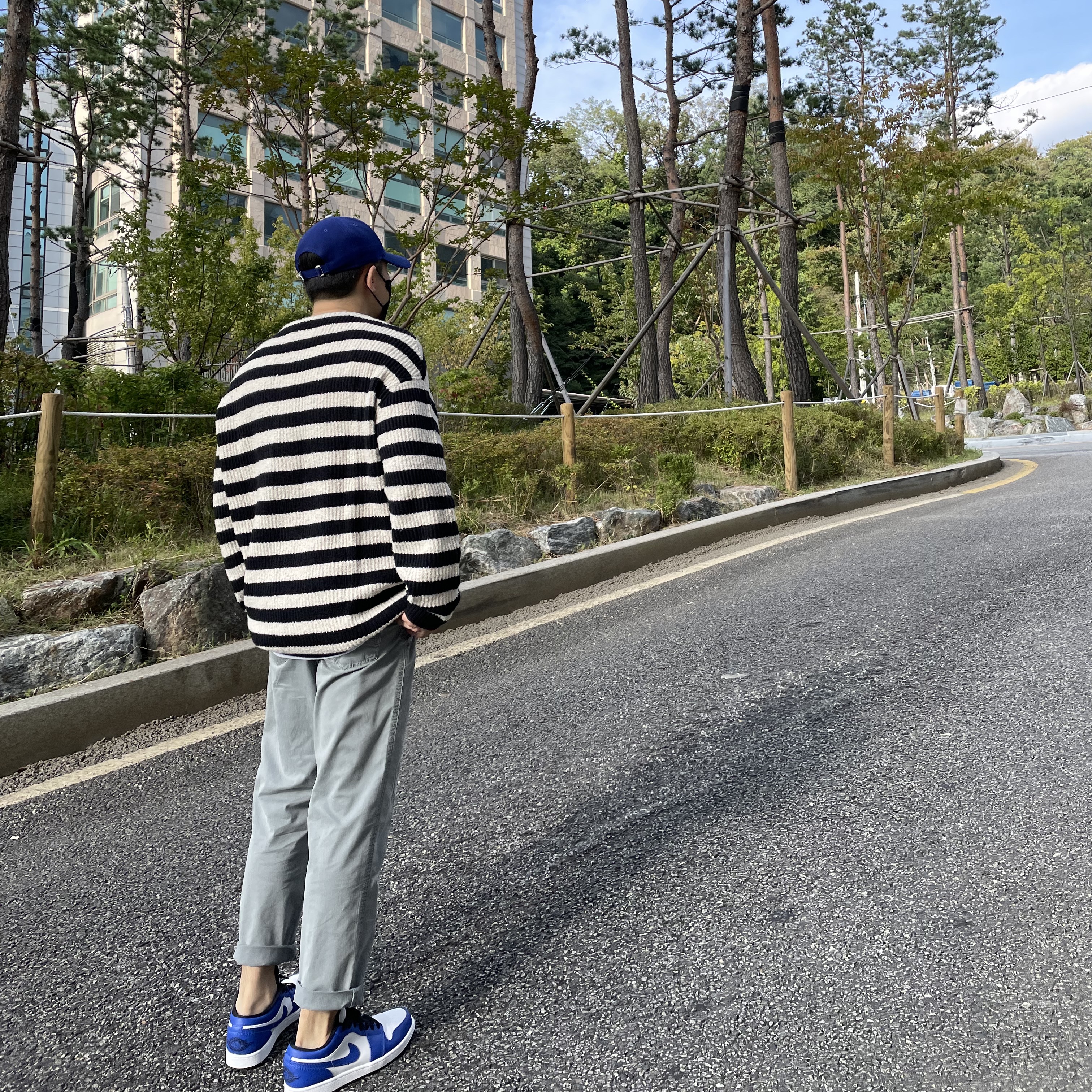 Jordan 1 Low Hyper Royal 착용 스타일 - 1