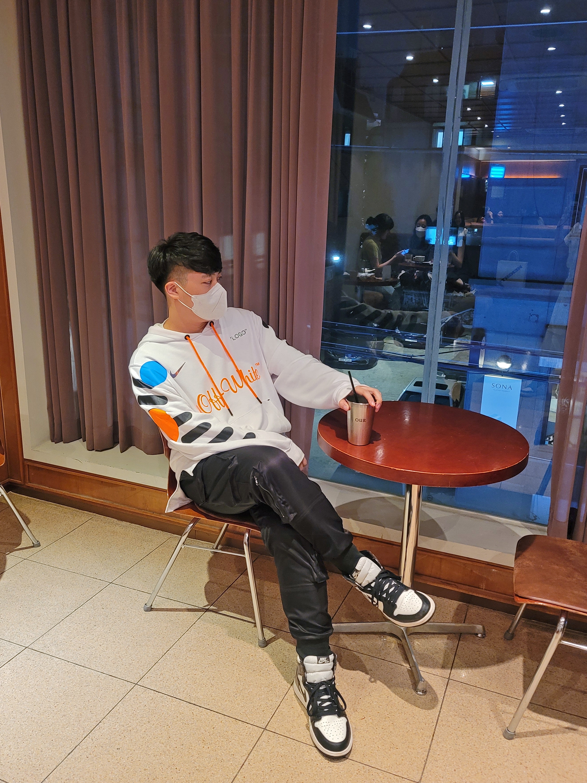 Jordan 1 Retro High OG Black Mocha, Nike x Off-White NRG Football Jersey Home 착용 스타일 - 2