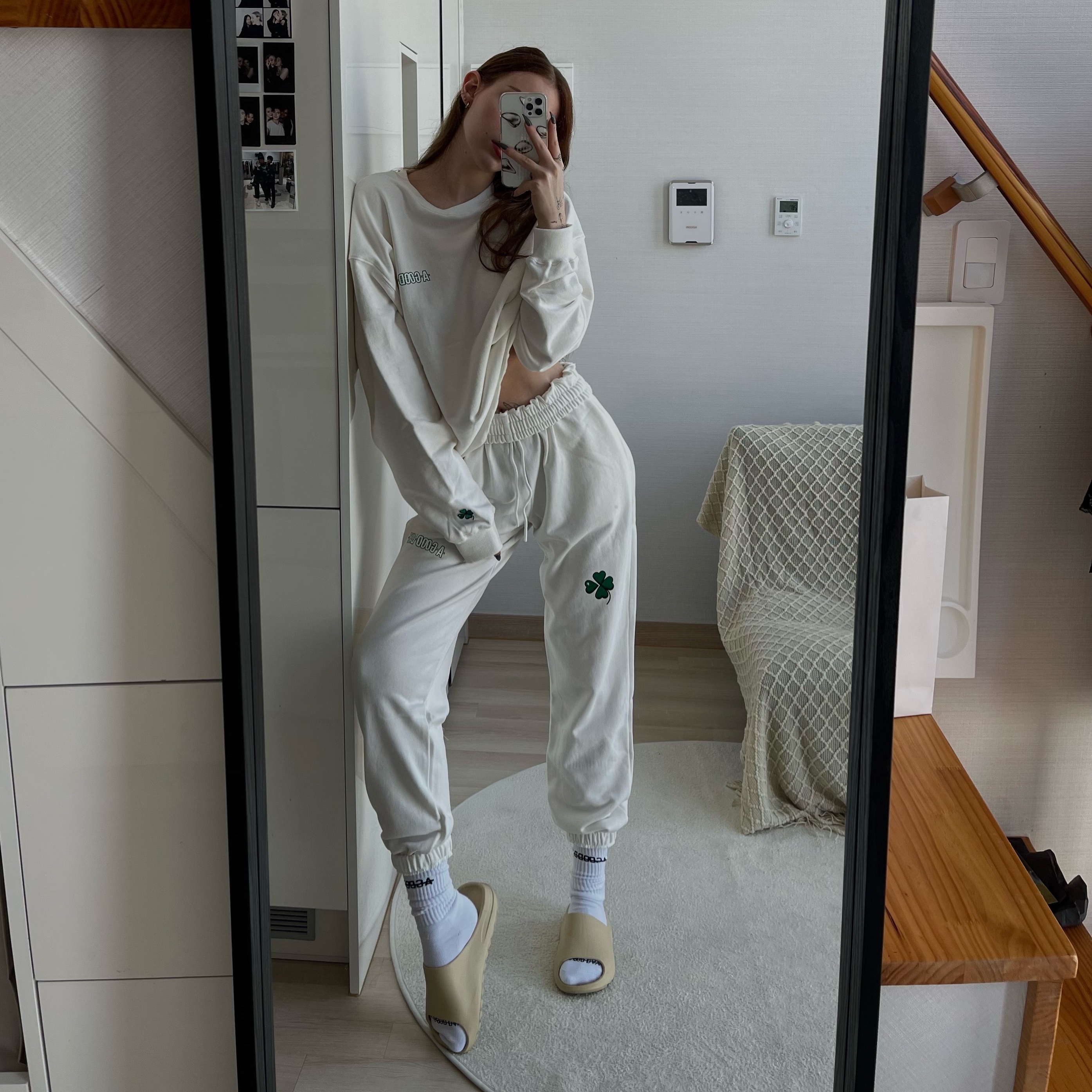 Adidas Yeezy Slide Pure 착용 스타일