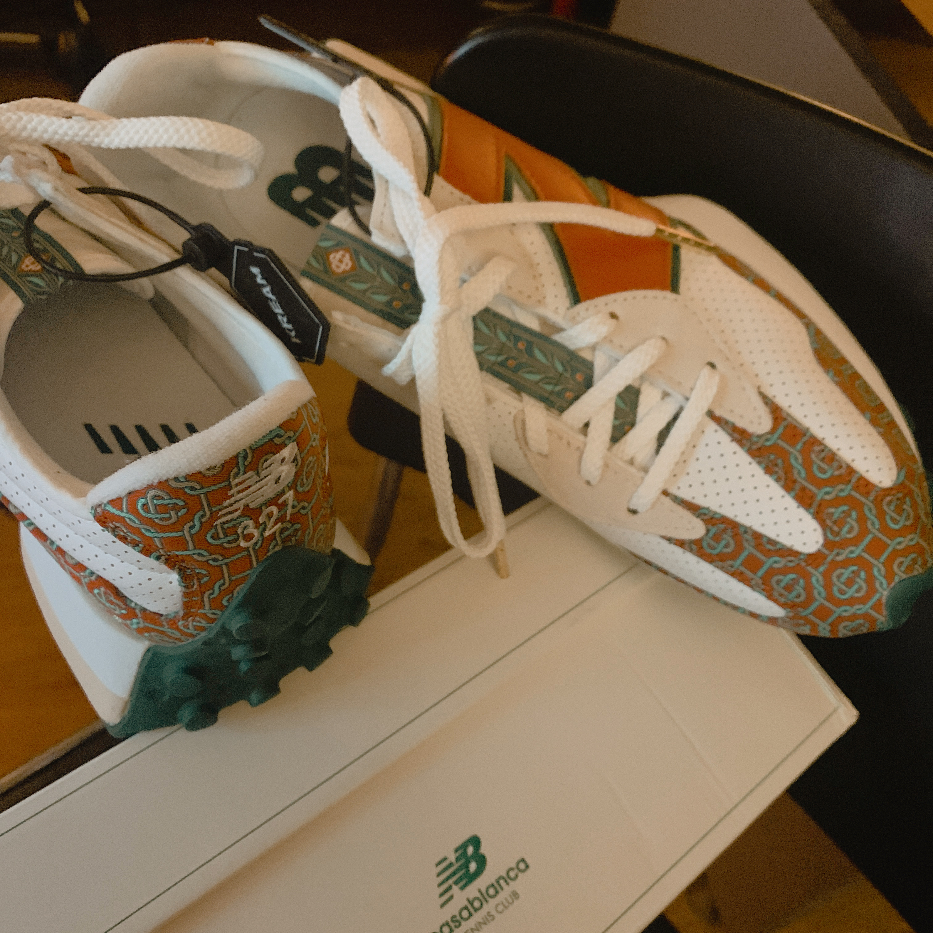 New Balance x Casablanca 327 Idealist Monogram Red Green 착용 스타일 - 3