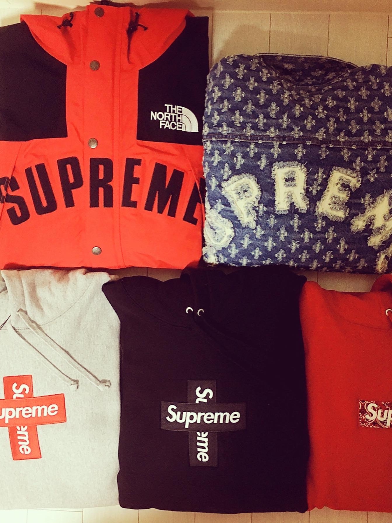 Supreme x The North Face Arc Logo Mountain Parka Red - 19SS, Supreme Hole Punch Denim Trucker Jacket Blue - 20SS 착용 스타일 - 1