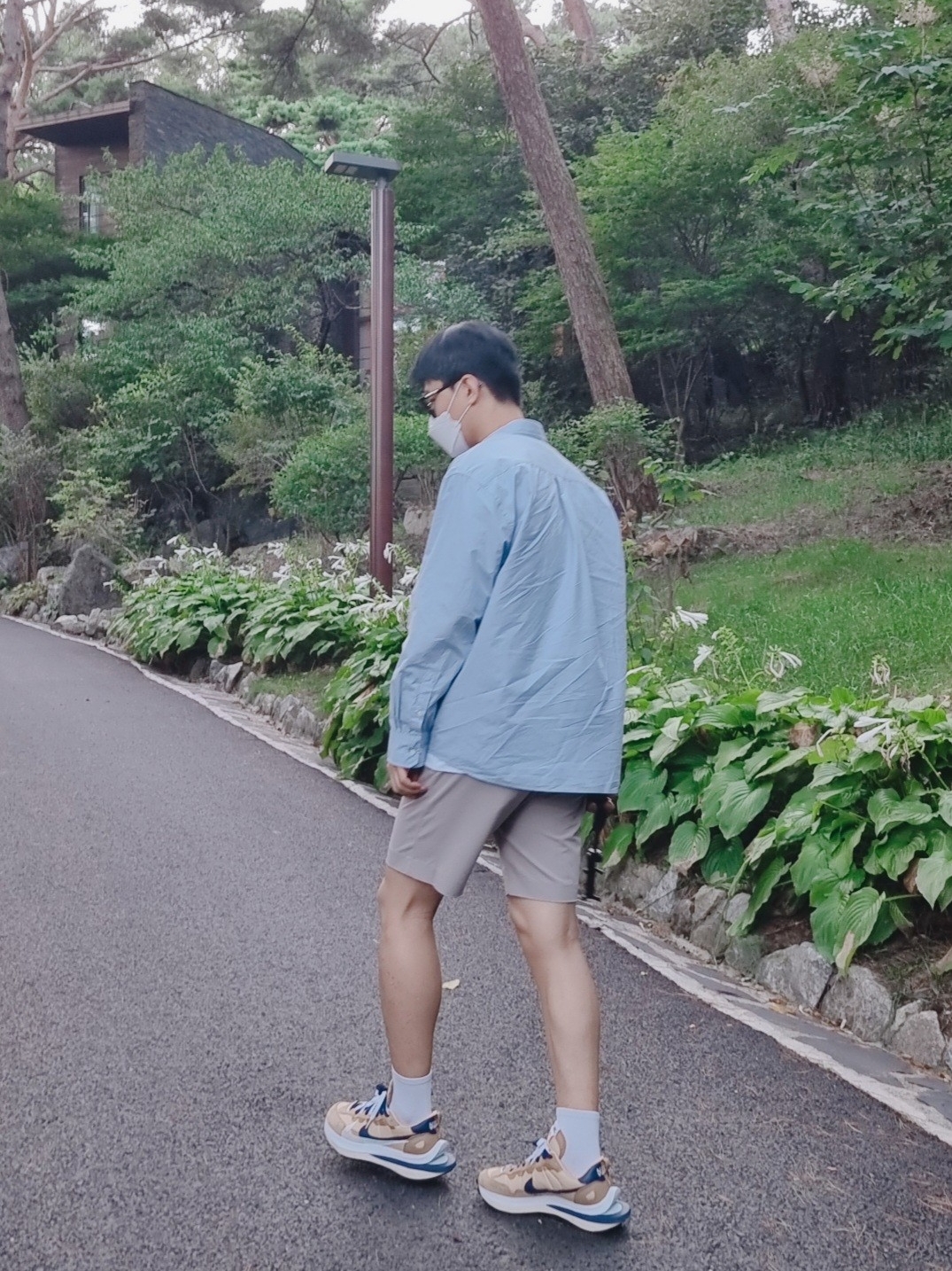 Nike x Sacai VaporWaffle Sesame and Blue Void 착용 스타일