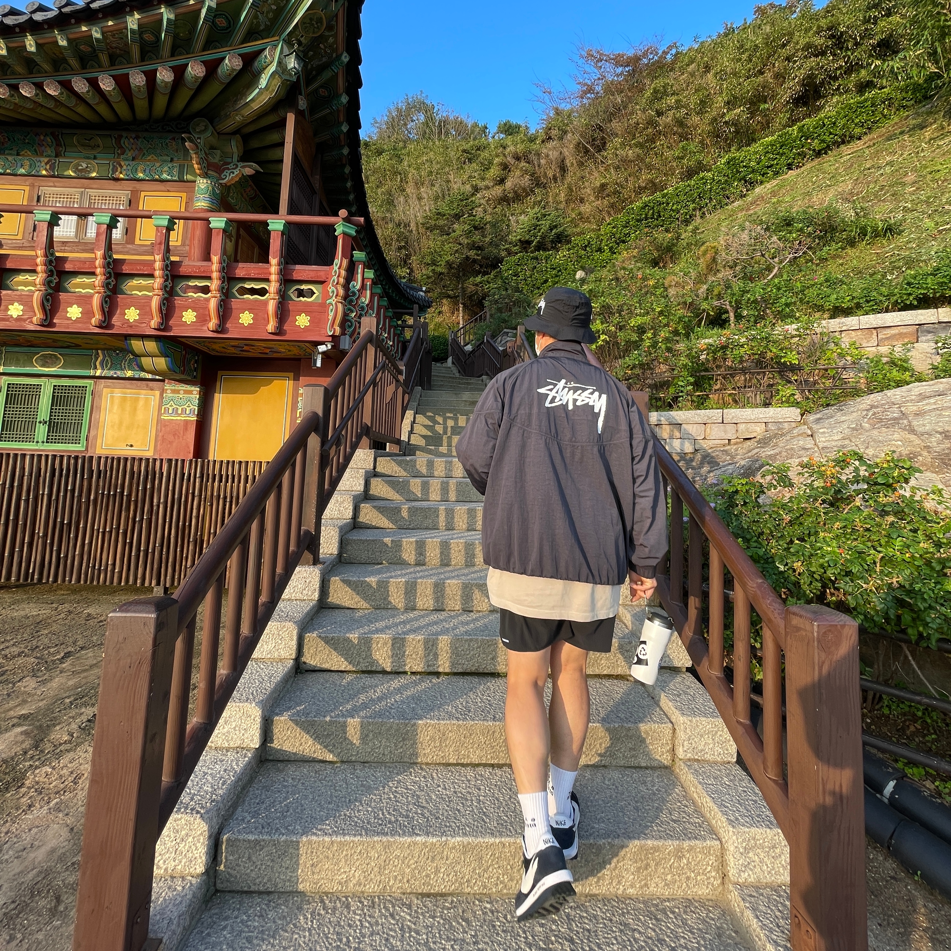 Nike x Stussy Windrunner Jacket Off Noir, Nike x Stussy Bucket Hat Black 착용 스타일 - 1
