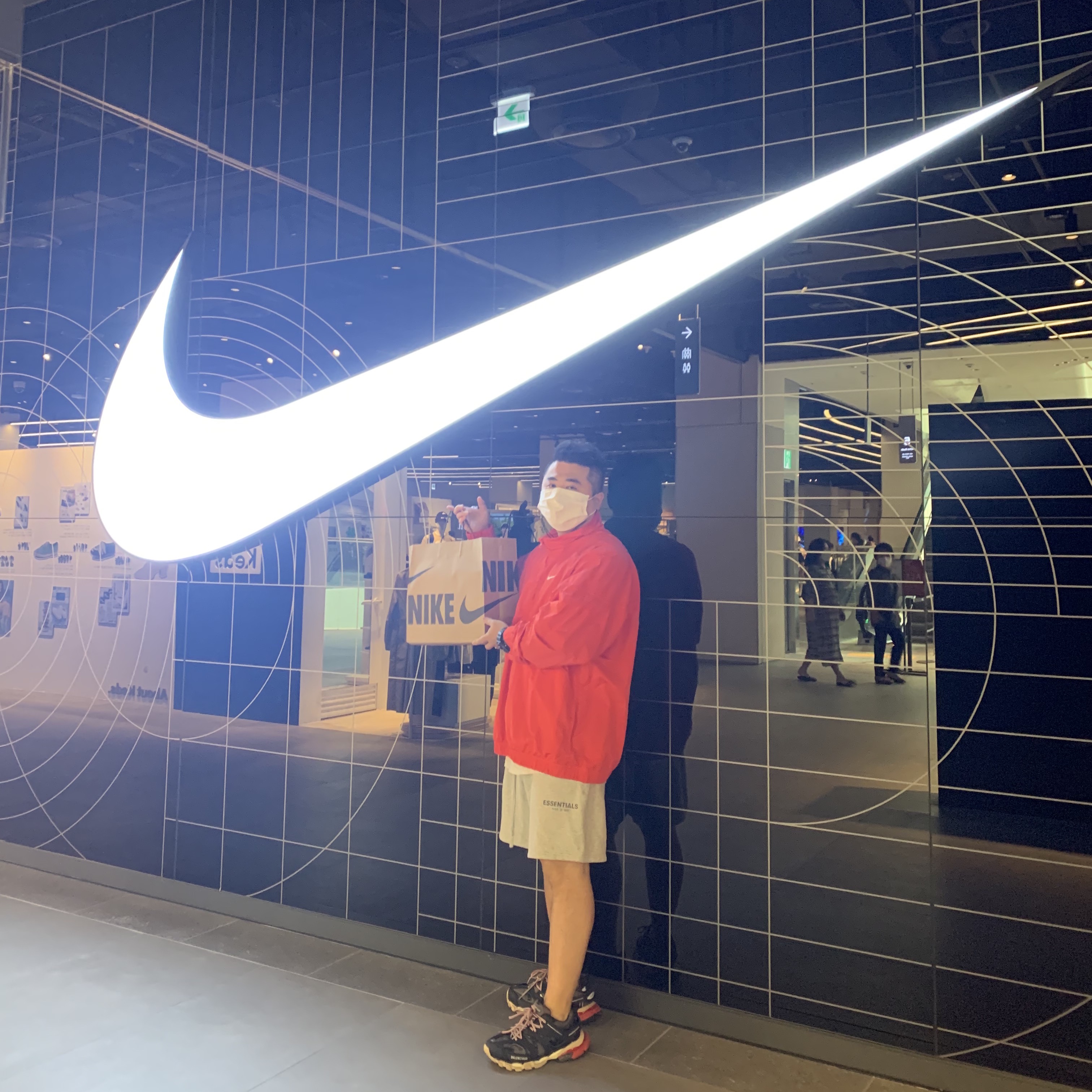 Nike x Stussy Windrunner Jacket Habanero Red, Balenciaga Track Sneakers Black Red 2019 착용 스타일