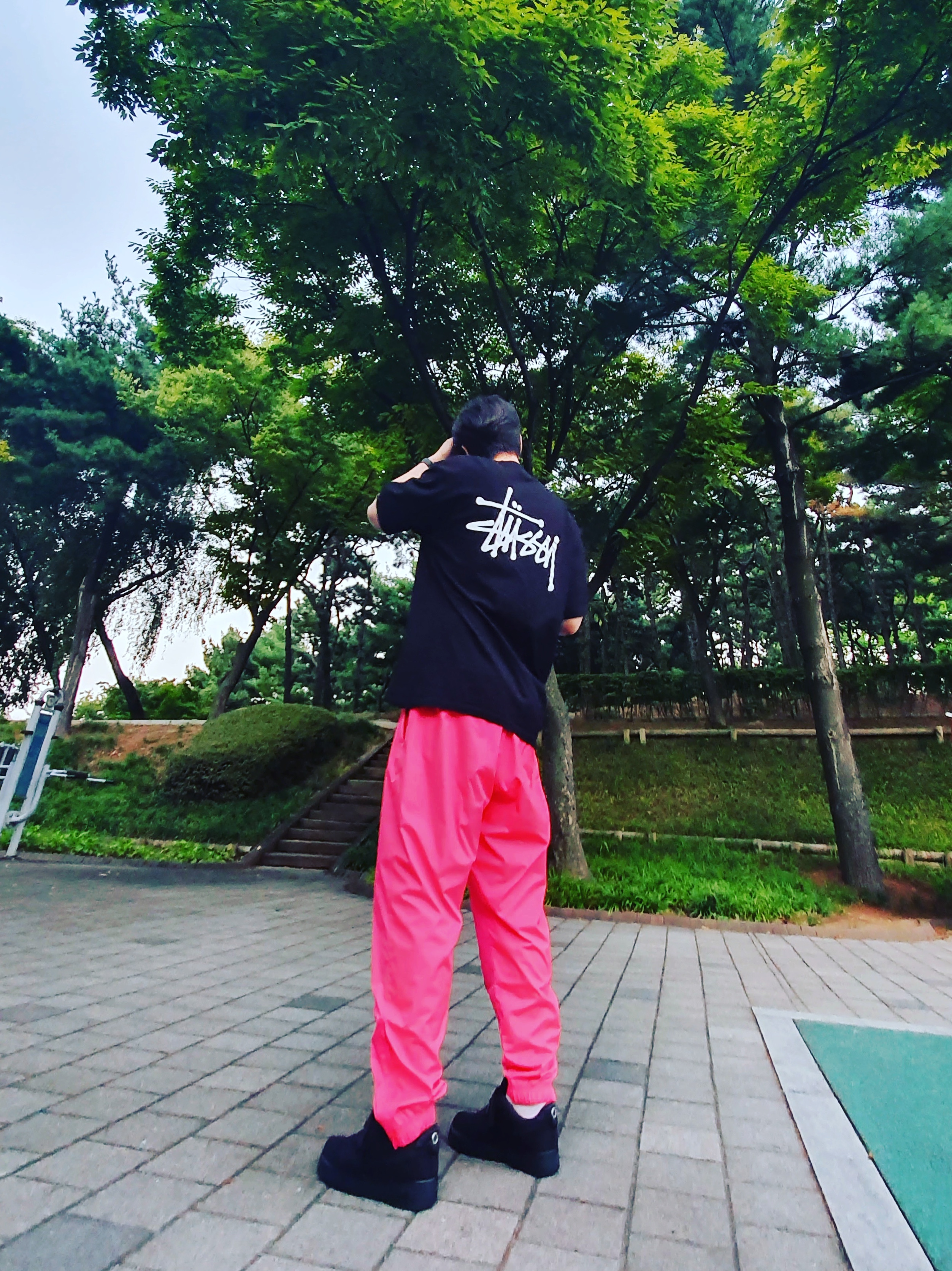 Stussy Basic Stussy T-Shirt Black 2021, Nike x Atmos NRG Vintage PTHWK Track Pants Hyper Pink 착용 스타일