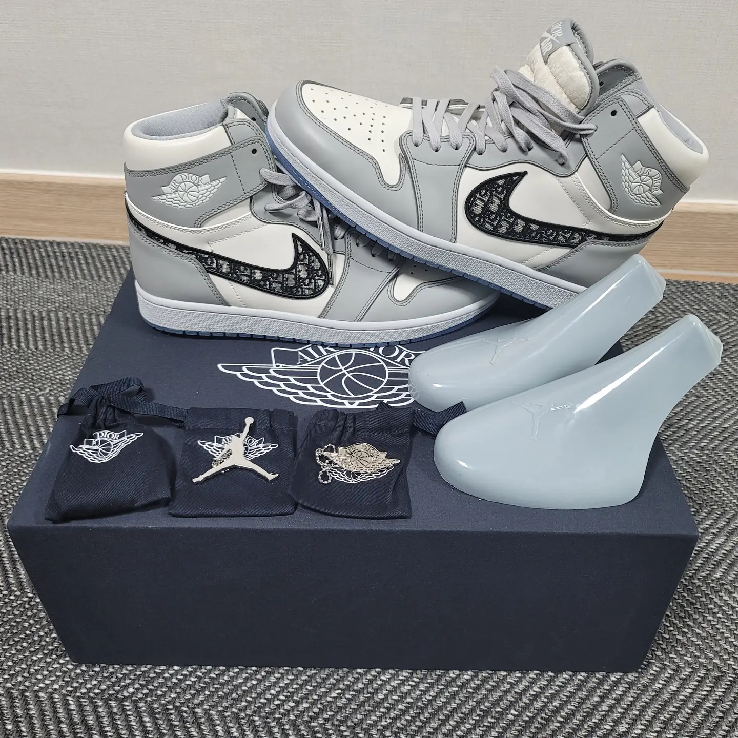 Jordan 1 x Dior High OG 착용 스타일 - 1