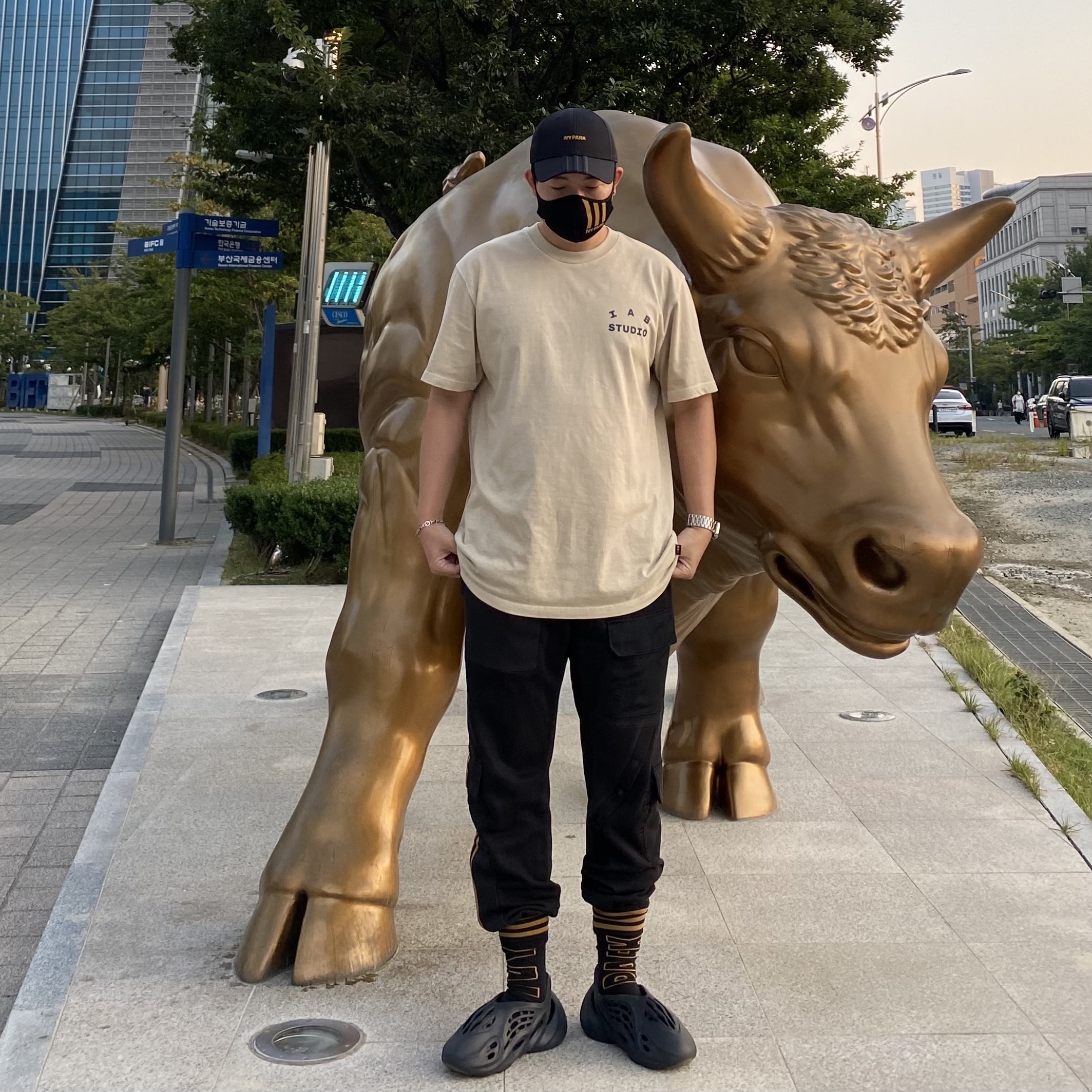 IAB Studio Pigment T-Shirt Oatmeal, Adidas Yeezy Foam RNNR Mineral Blue 착용 스타일