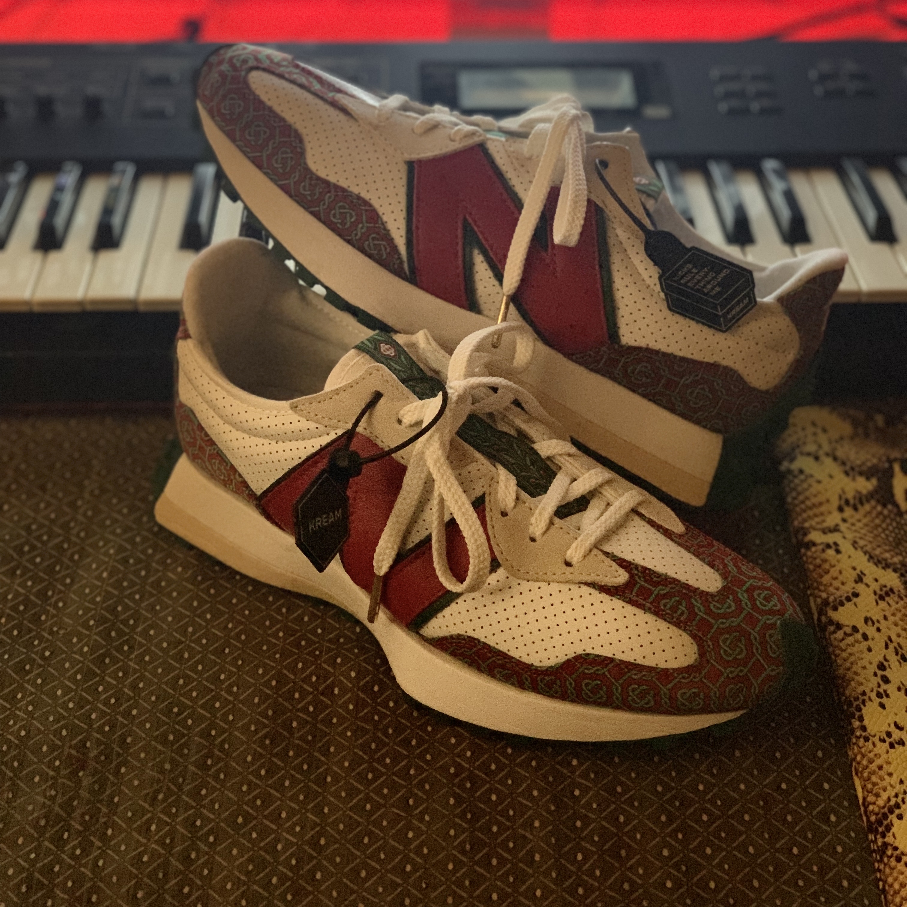 New Balance x Casablanca 327 Idealist Monogram Red Green 착용 스타일 - 1