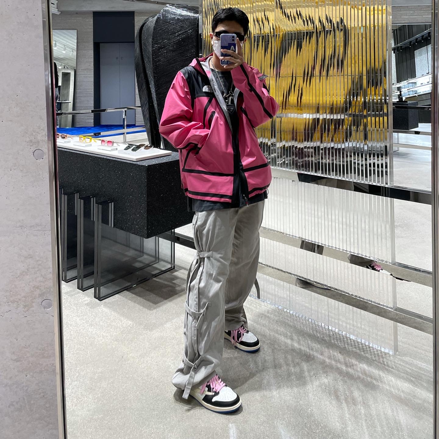 Supreme x The North Face Summit Series Outer Tape Seam Jacket Pink - 21SS, Jordan 1 x Travis Scott x Fragment Retro Low OG SP Military Blue 착용 스타일 - 4