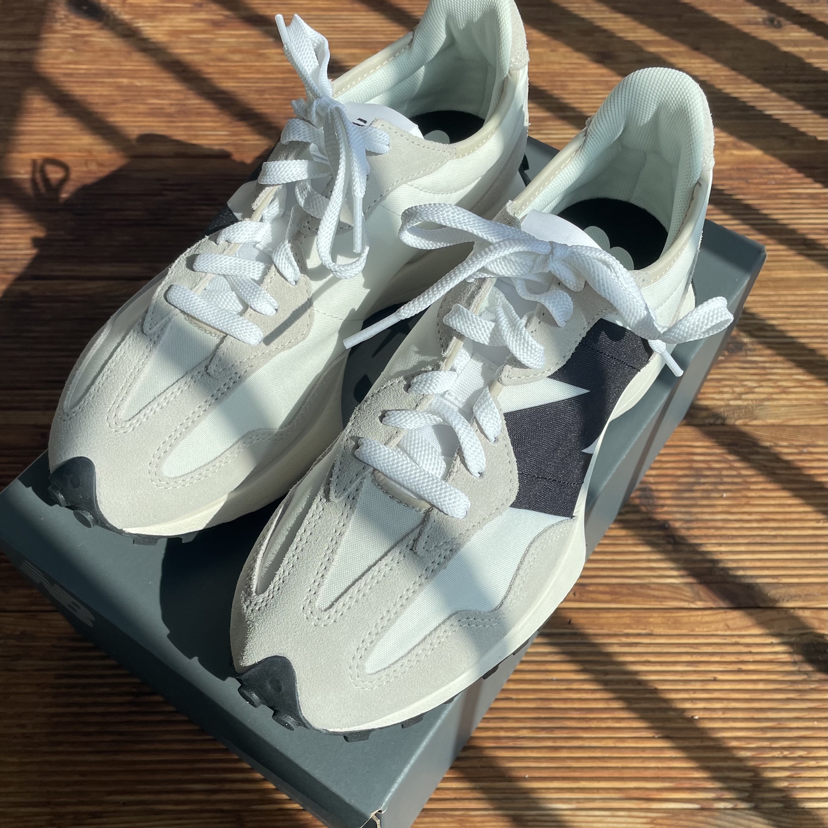 New Balance 327 White Black 착용 스타일
