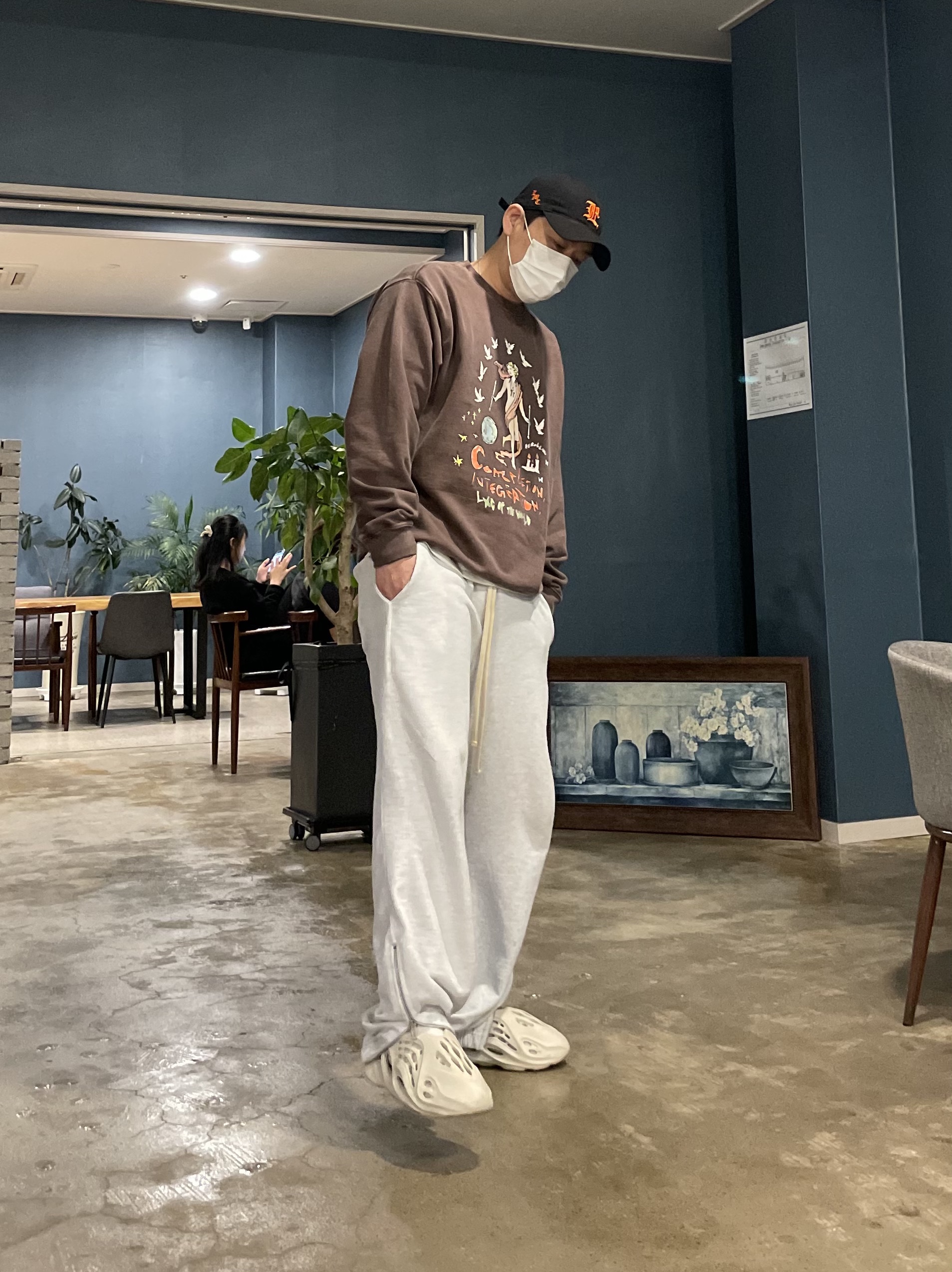 Adidas Yeezy Foam RNNR Sand 착용 스타일 - 2
