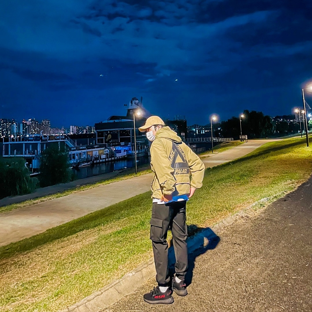 Palace Utility Jacket Tan - 21FW, Adidas Yeezy Boost 350 V2 Black Red 2020 착용 스타일