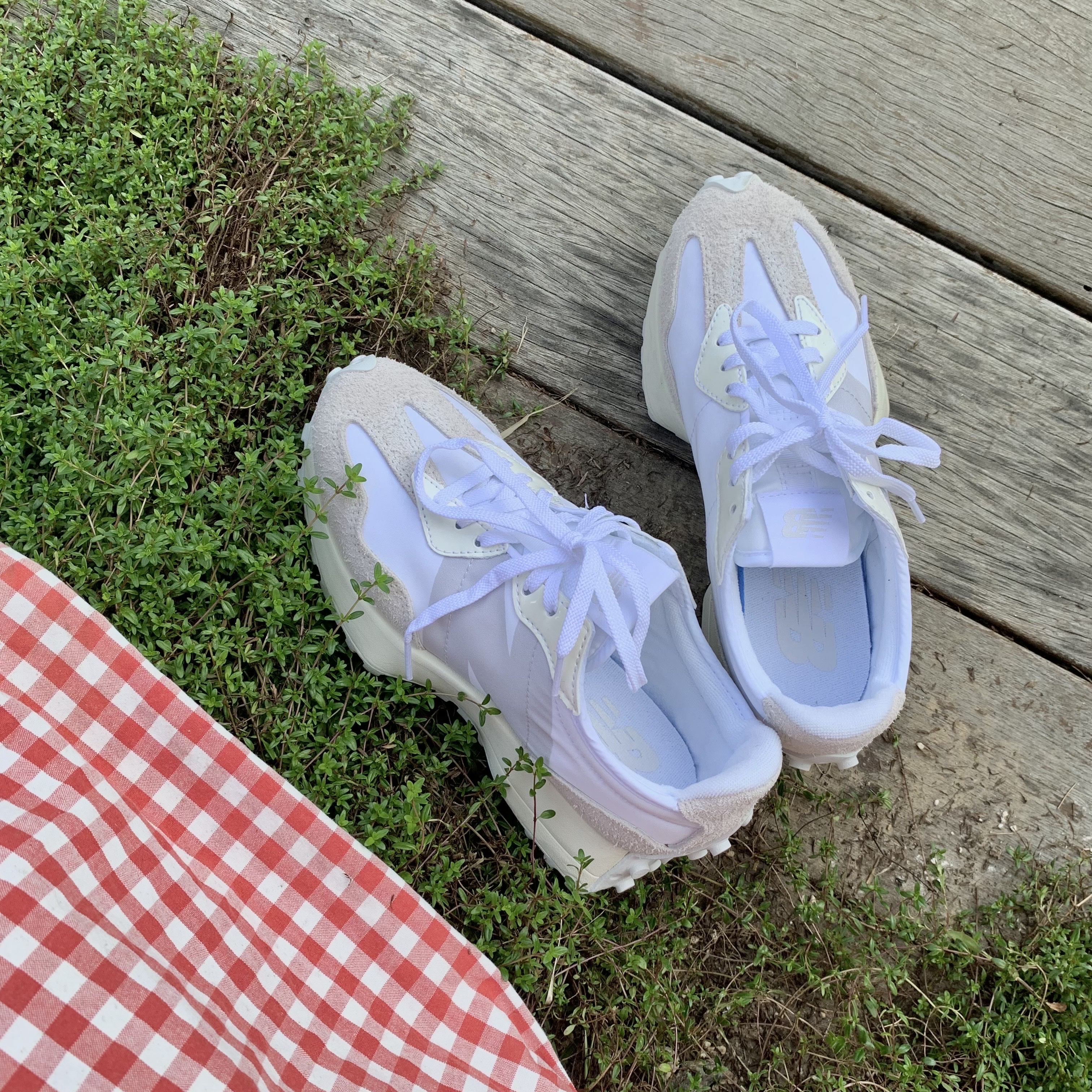 (W) New Balance 327 White Moonbeam 착용 스타일