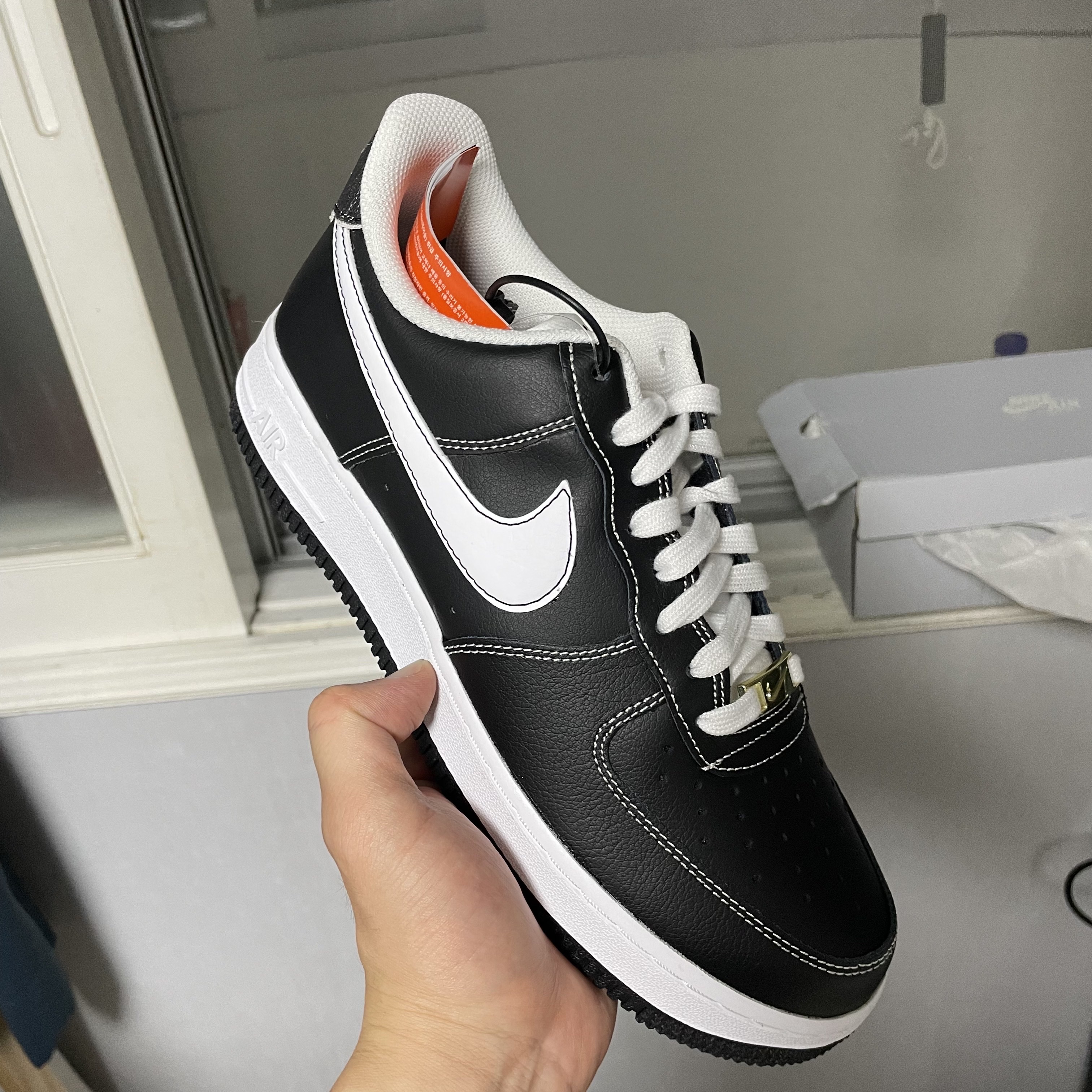 Nike Air Force 1 '07 First Use Black White 착용 스타일 - 5