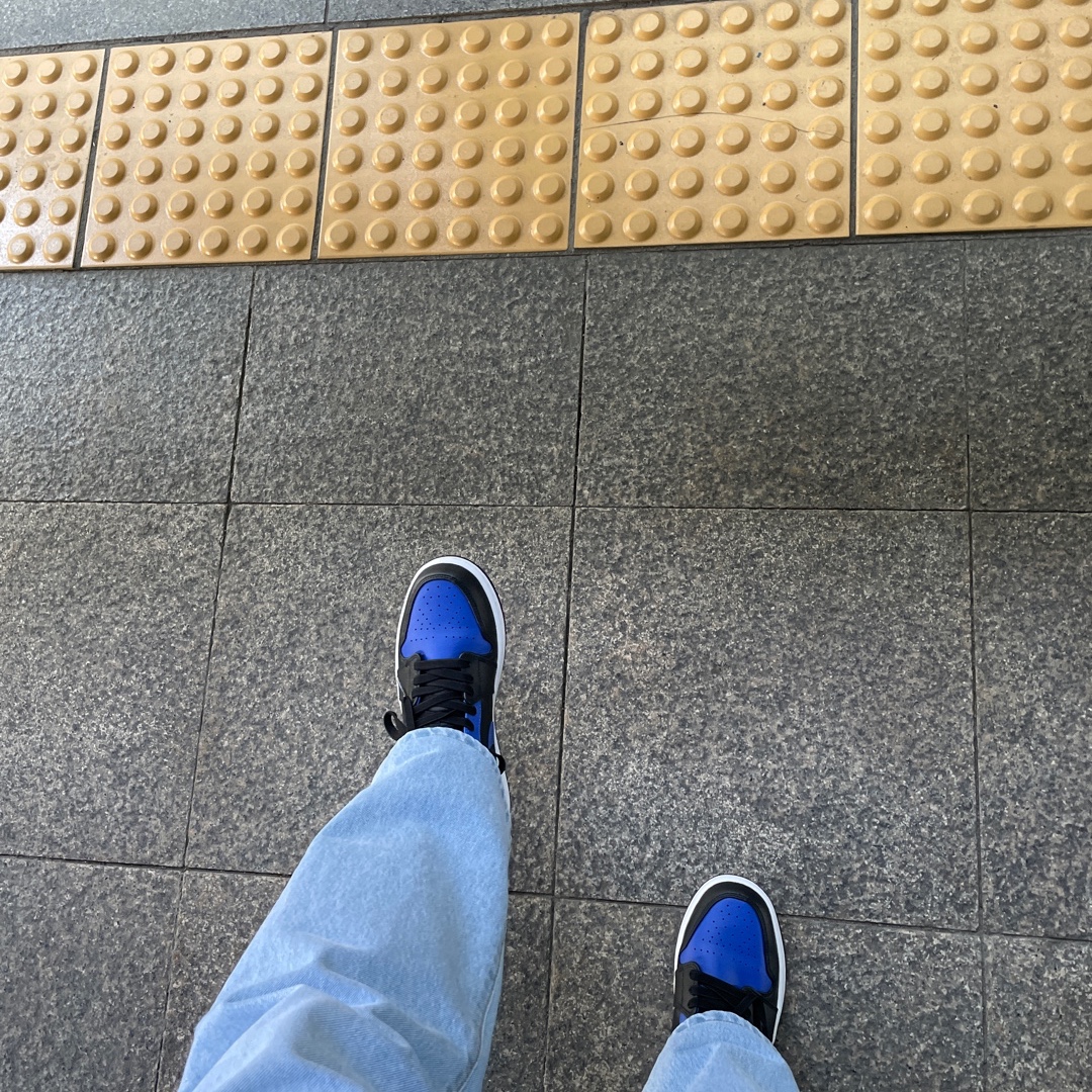 Jordan 1 Mid Black Hyper Royal 착용 스타일