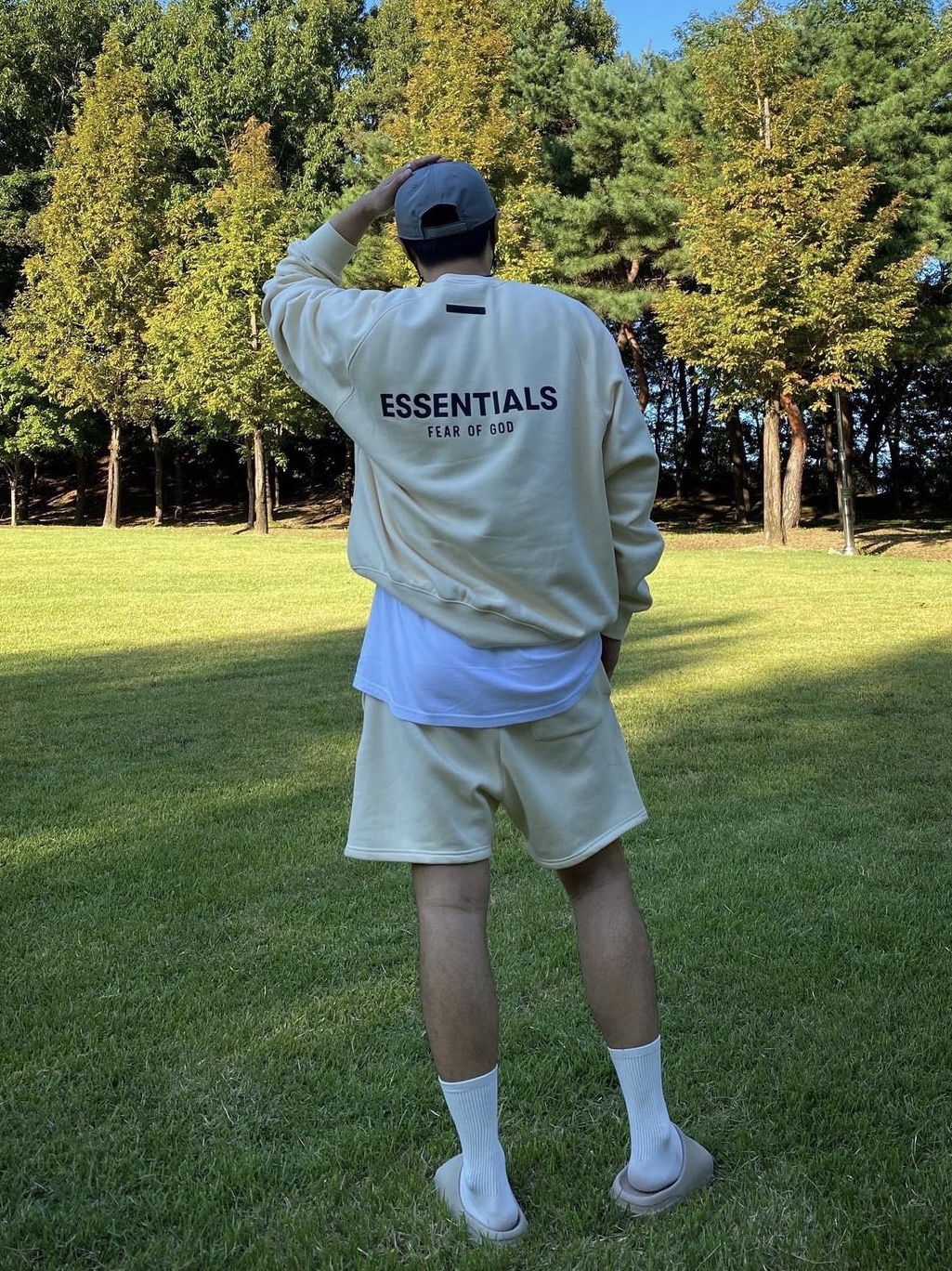 Essentials Pull-Over Crewneck Sweatshirt Cream - 21SS, Essentials Fleece Shorts Buttercream - 20SS 착용 스타일