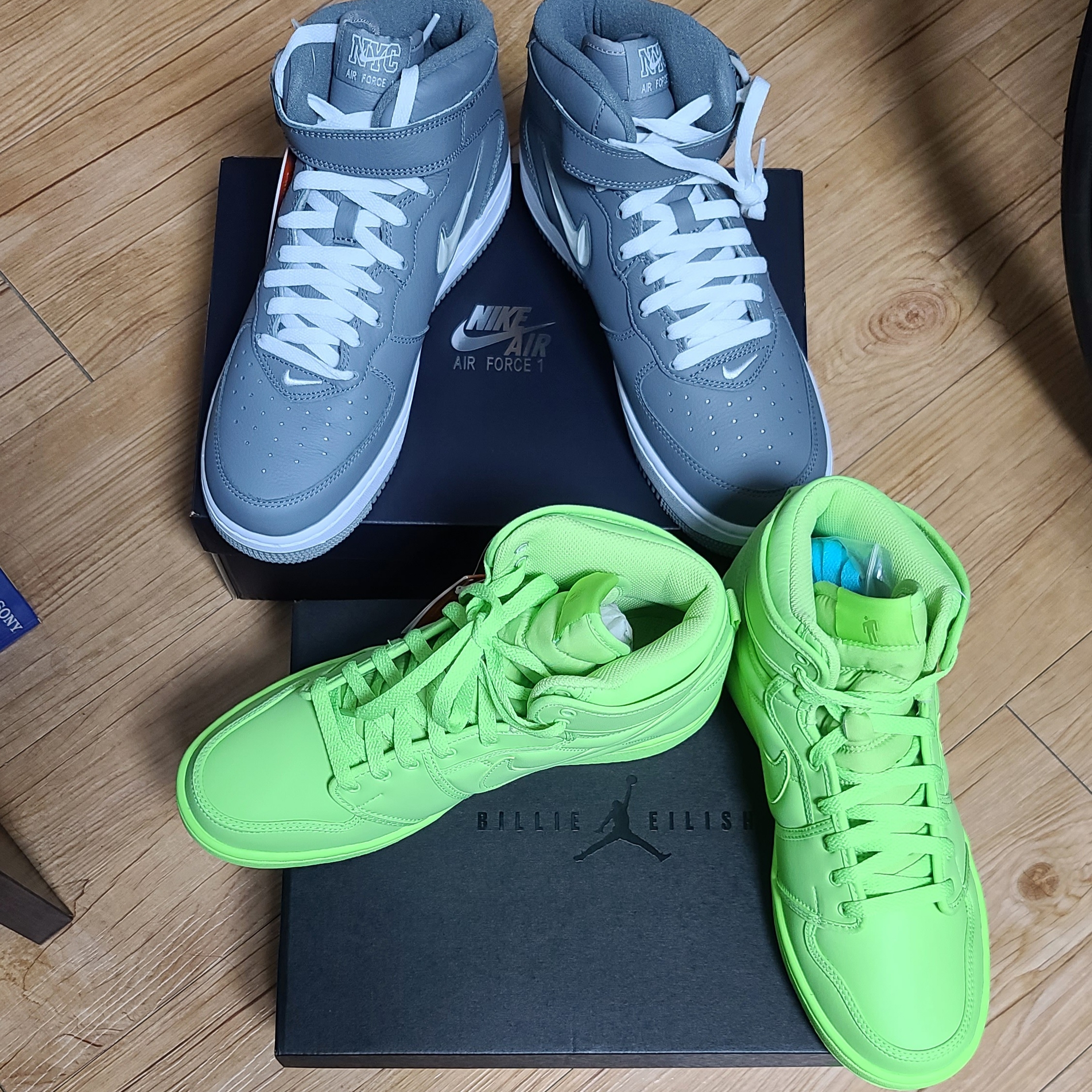 Nike Air Force 1 Mid QS NYC Cool Grey, (W) Jordan 1 x Billie Eilish KO SP Lime Green 착용 스타일