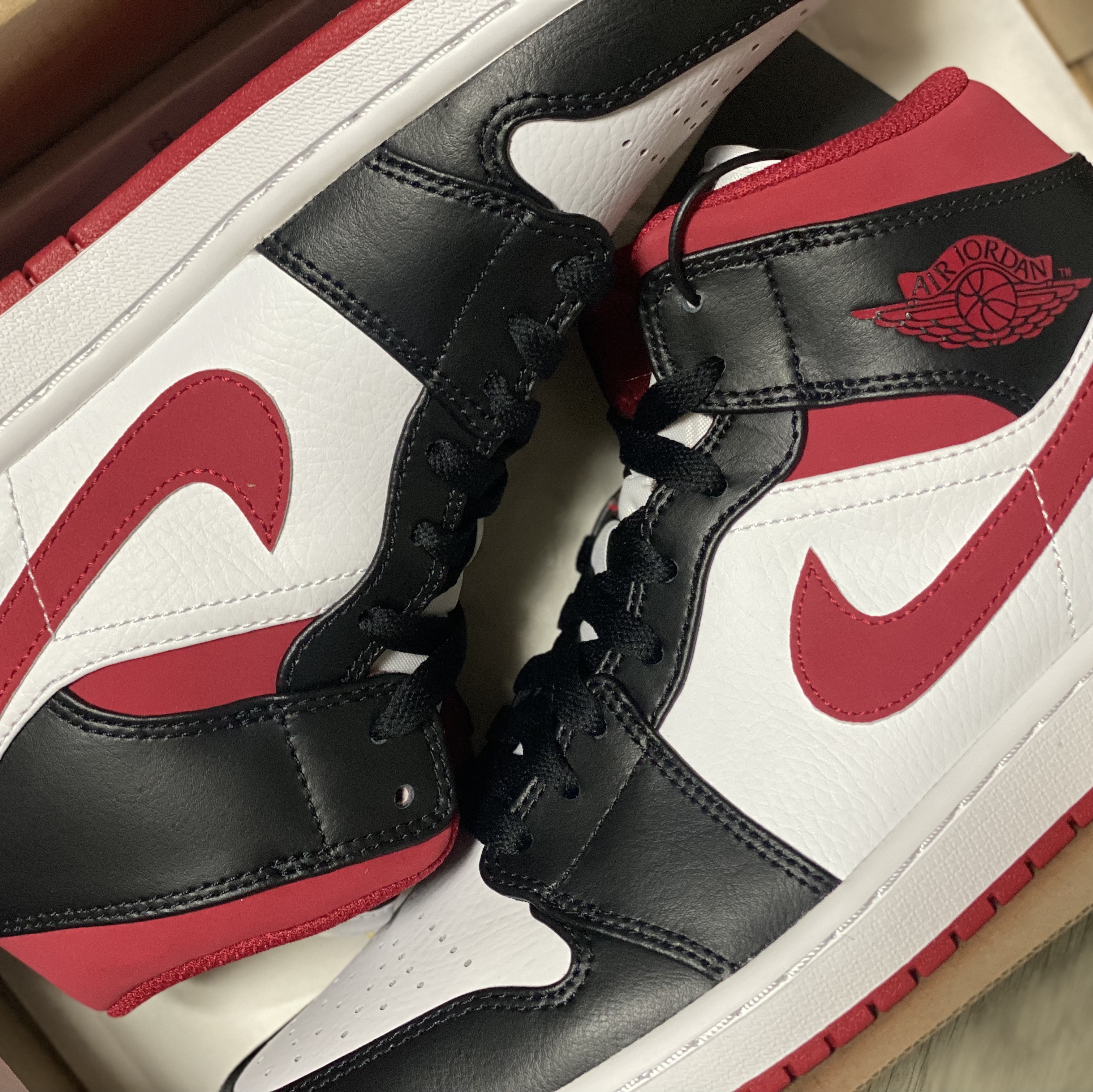 Jordan 1 Mid Gym Red Black White 착용 스타일