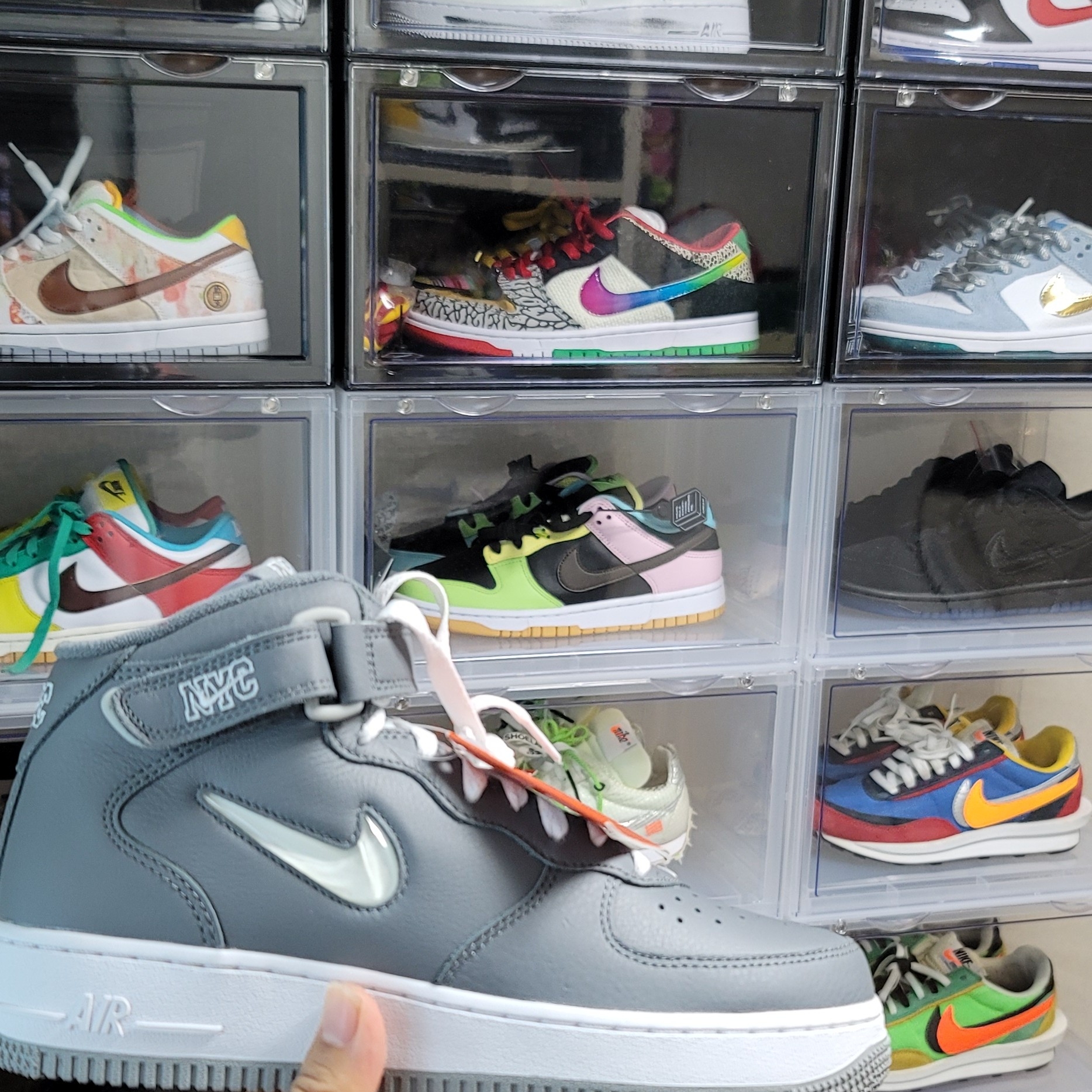 Nike Air Force 1 Mid QS NYC Cool Grey, Nike x Sean Cliver SB Dunk Low Holiday Special 착용 스타일