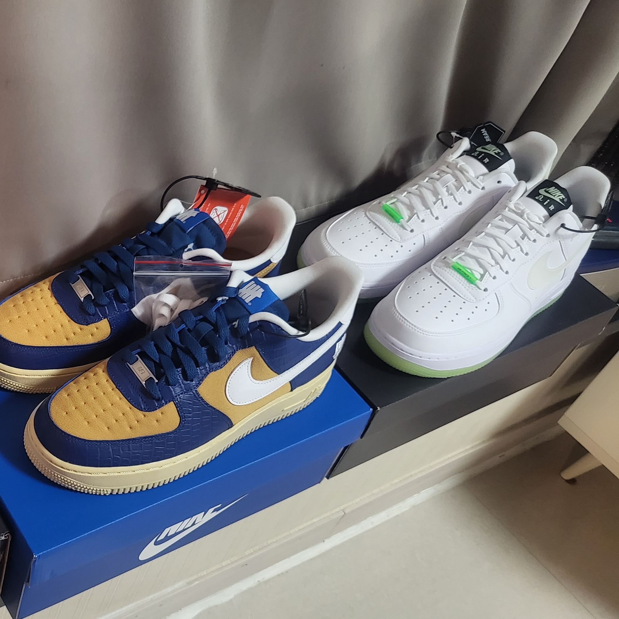 Nike x Undefeated Air Force 1 Low SP 5 On It Court Blue, (W) Nike Air Force 1 '07 LX Have a Nike Day White Glow 착용 스타일