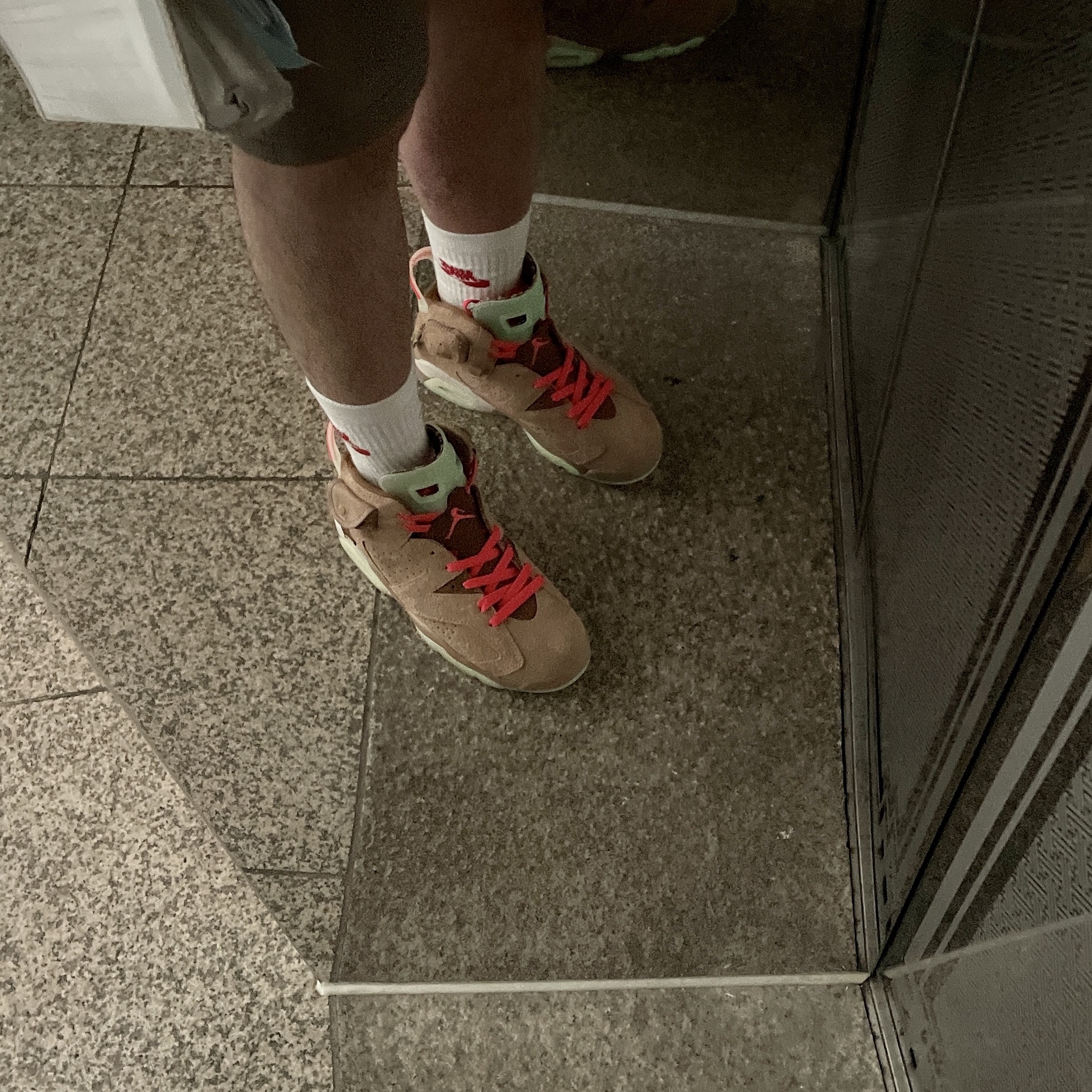 Jordan 6 x Travis Scott Retro SP British Khaki 착용 스타일