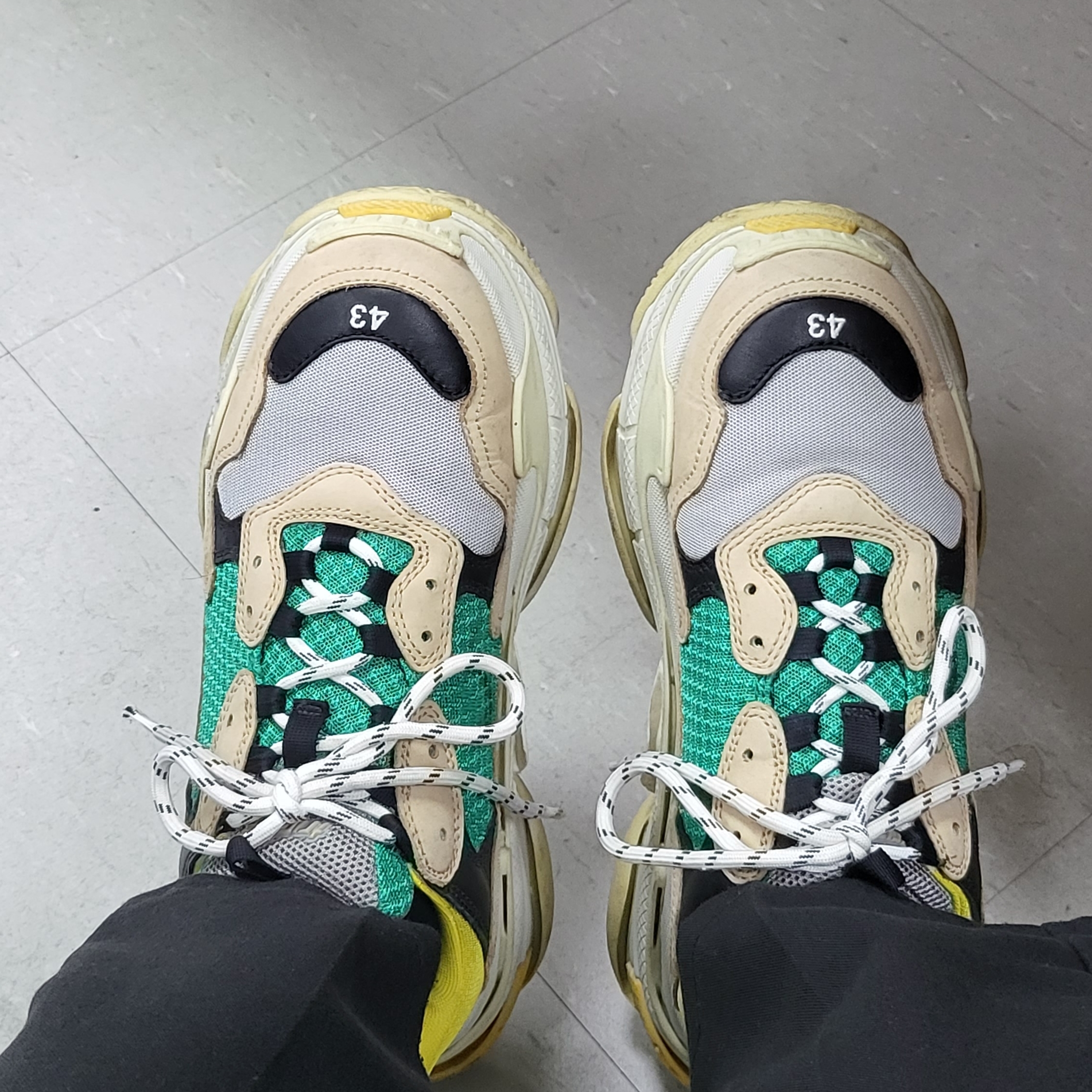 Balenciaga Triple S Yellow Green 착용 스타일