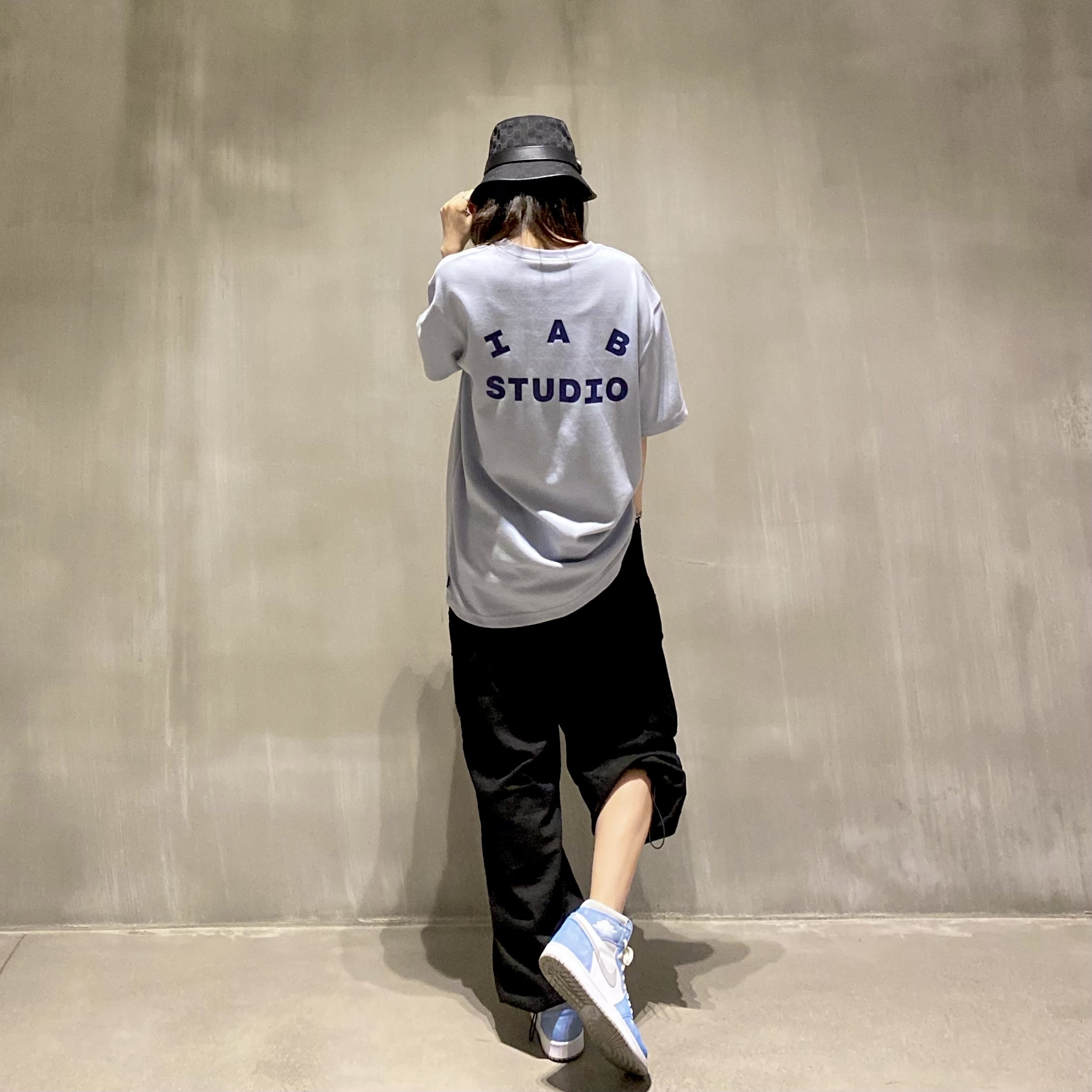 IAB Studio T-Shirt Ash Blue - 21SS, Jordan 1 Retro High OG Hyper Royal 착용 스타일 - 1