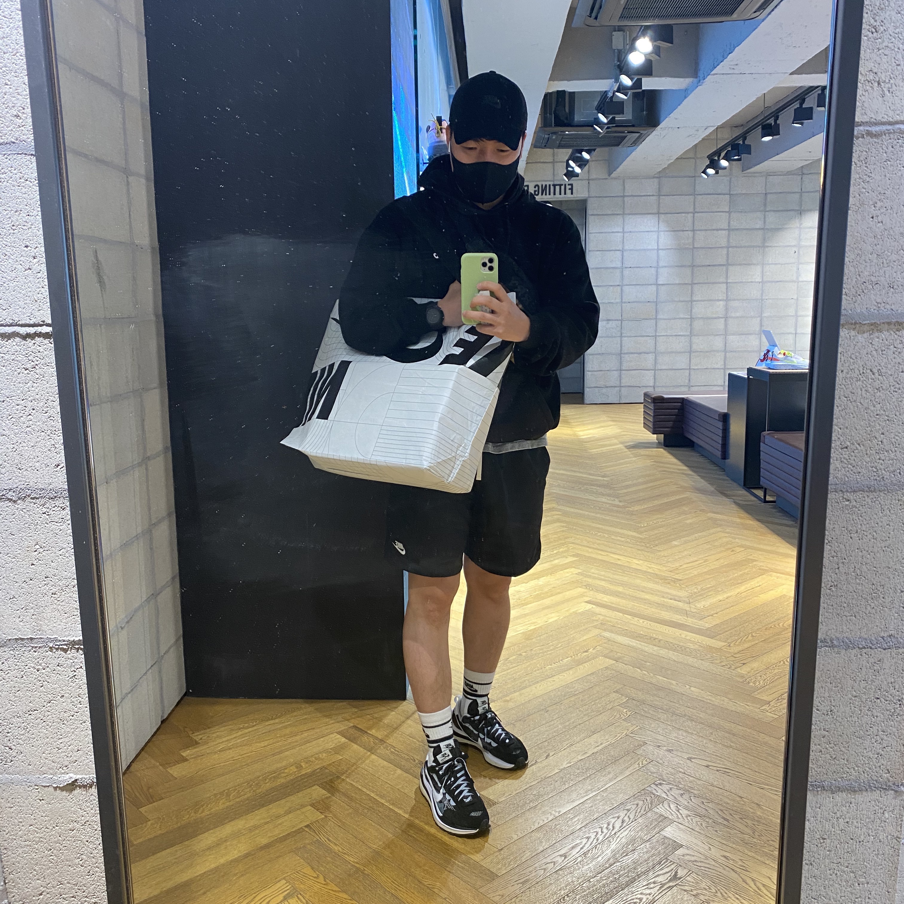 IAB Studio Woven Hoodie Black, Nike x Sacai VaporWaffle Black White 착용 스타일