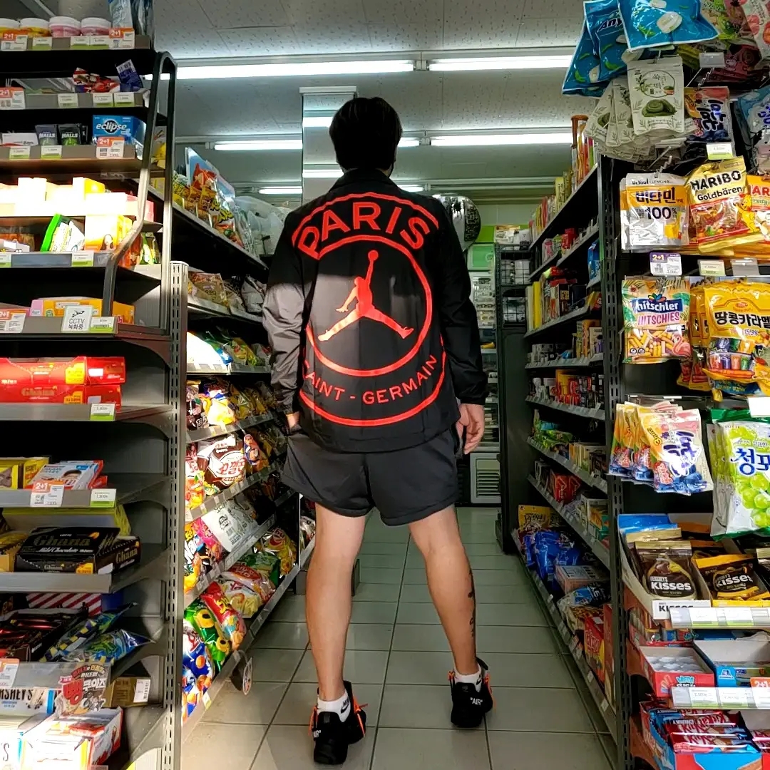 Jordan x Paris Saint-Germain Coach Jacket Black Infrared, Nike x Off-White Air Presto Black 착용 스타일 - 3