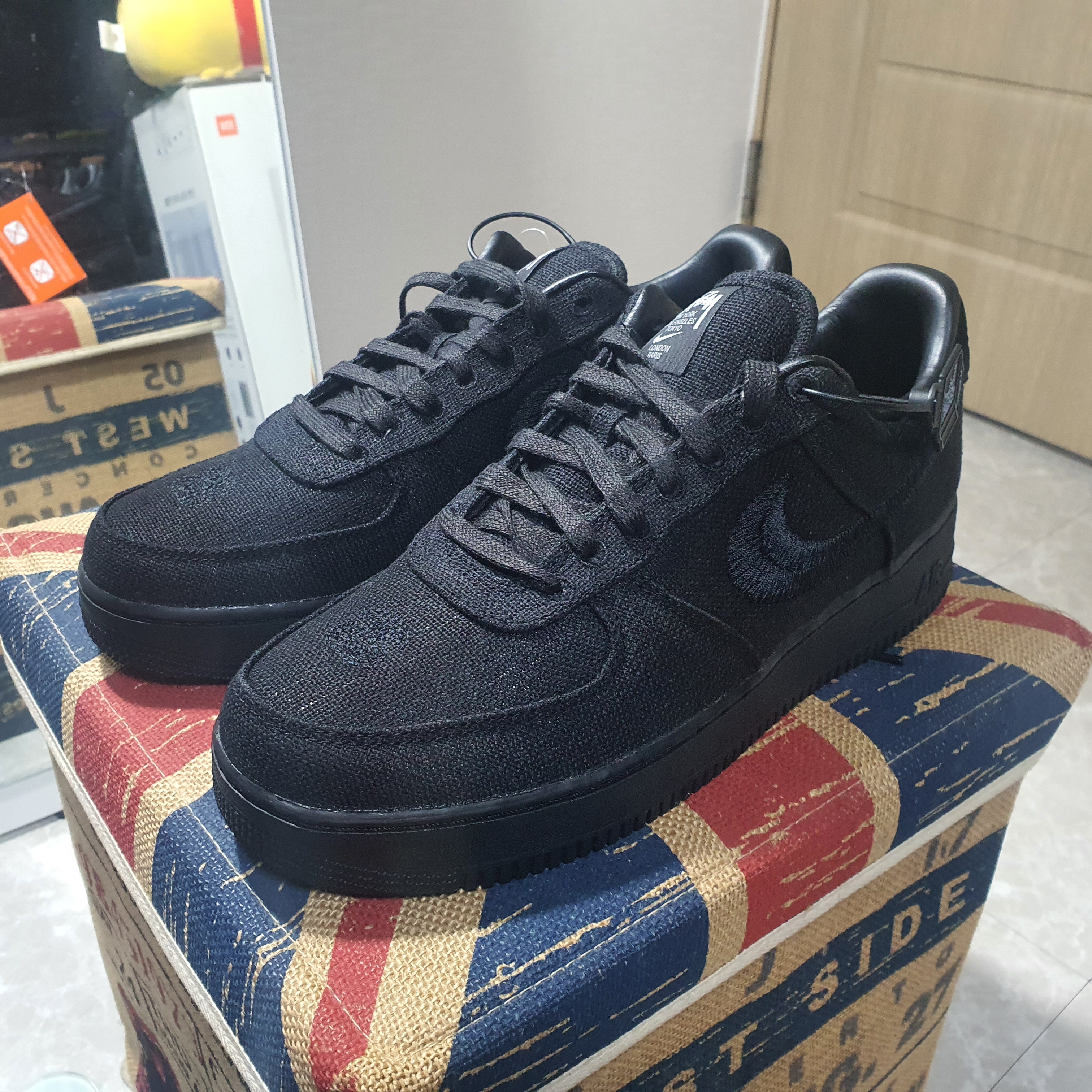 Nike x Stussy Air Force 1 Low Triple Black 착용 스타일 - 3