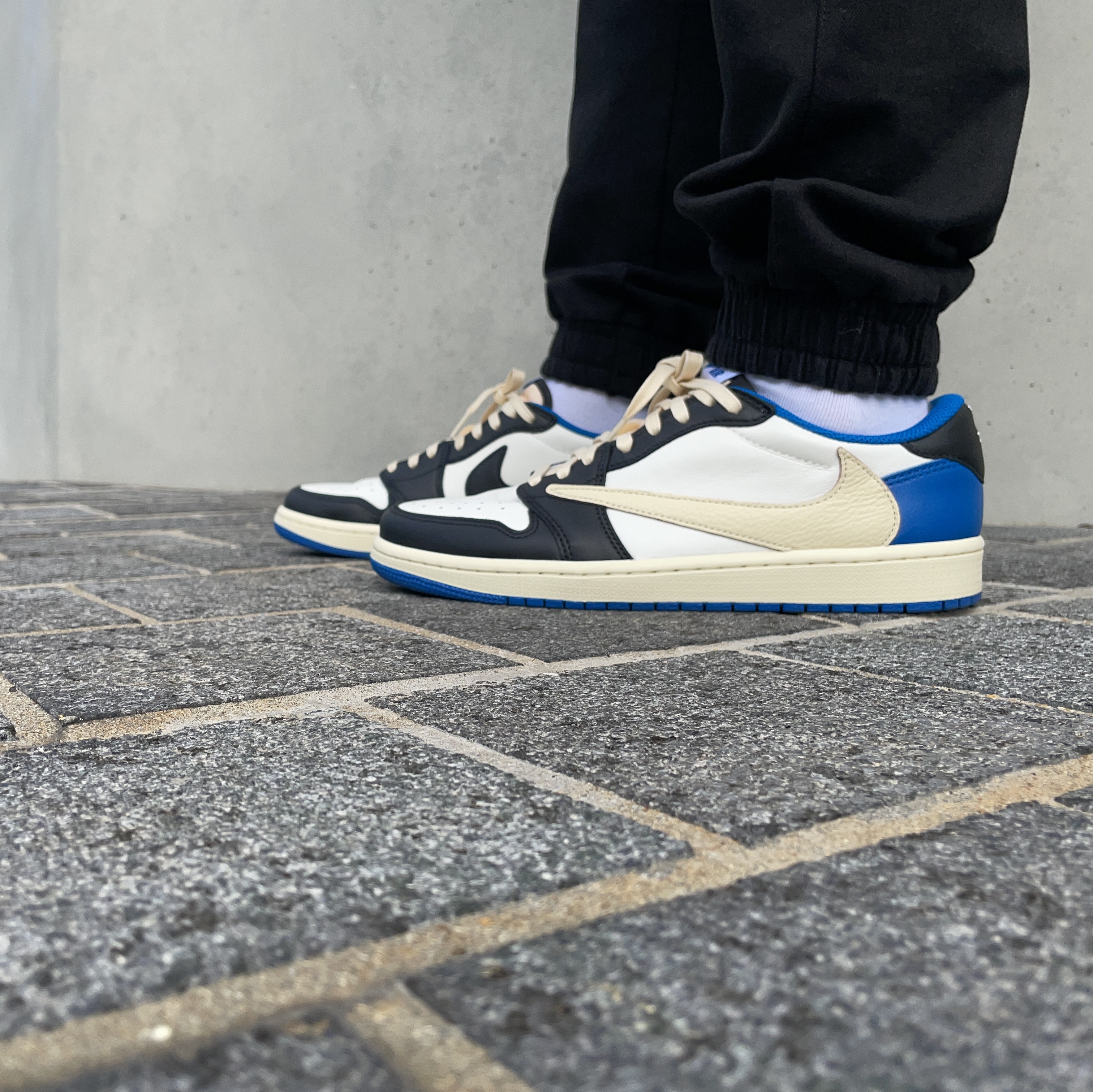 Jordan 1 x Travis Scott x Fragment Retro Low OG SP Military Blue 착용 스타일 - 2