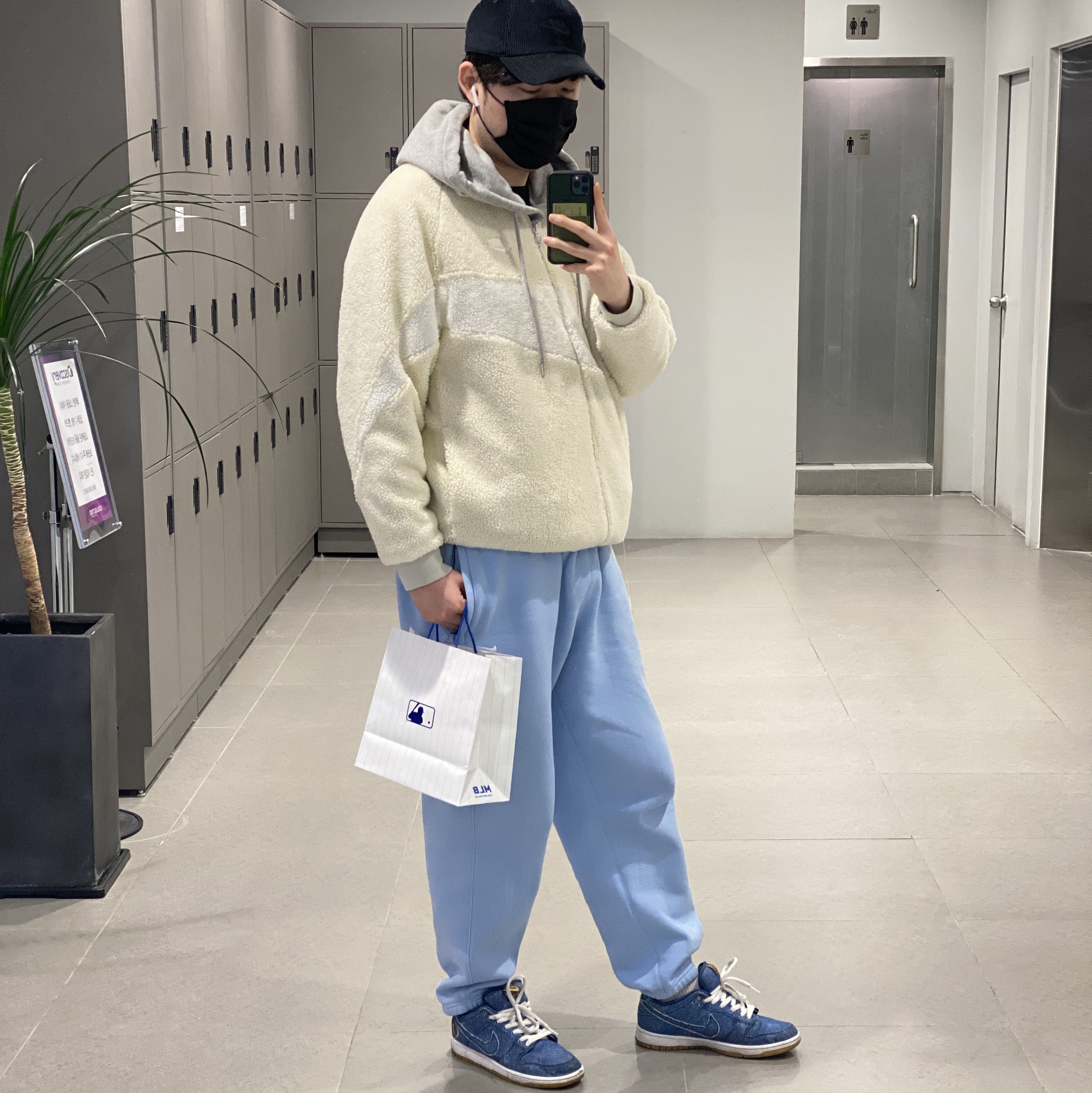 Nike Big Swoosh Full Zip Jacket Light Bone Sail, Nike SB Dunk Low Rivals Pack (East) 착용 스타일