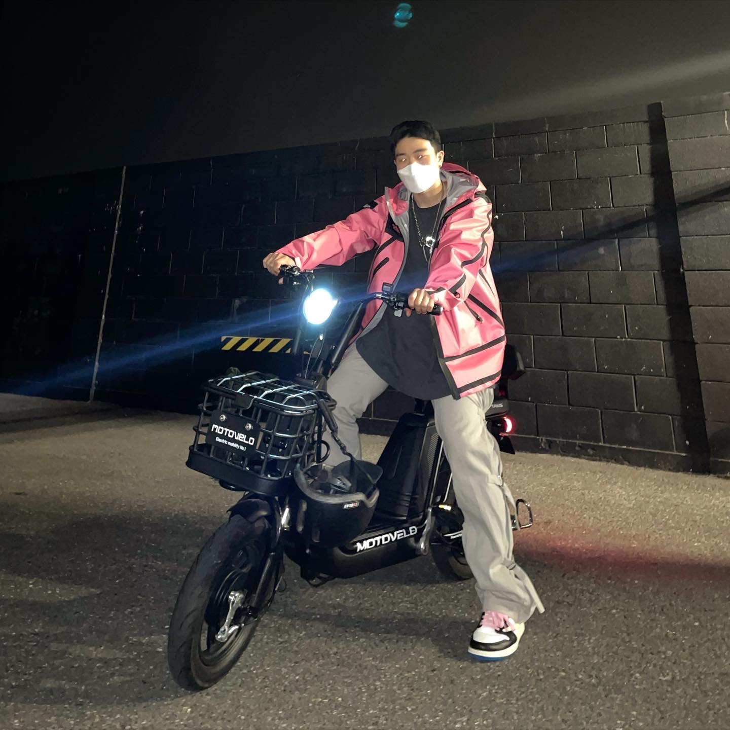 Supreme x The North Face Summit Series Outer Tape Seam Jacket Pink - 21SS, Jordan 1 x Travis Scott x Fragment Retro Low OG SP Military Blue 착용 스타일 - 1