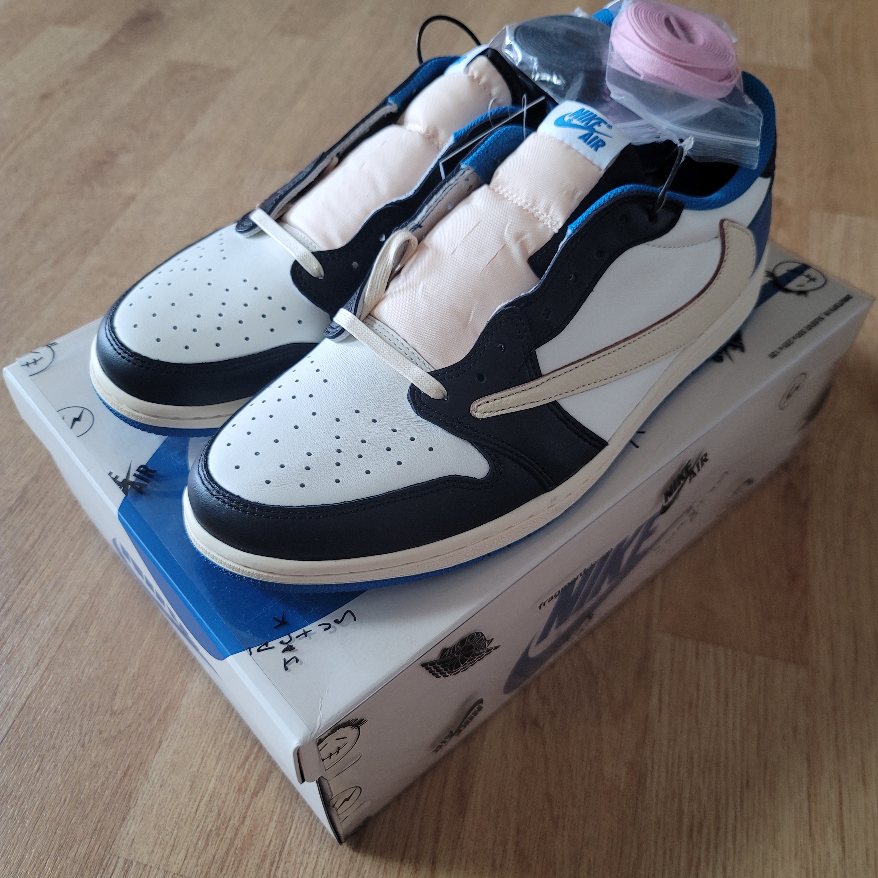 Jordan 1 x Travis Scott x Fragment Retro Low OG SP Military Blue 착용 스타일 - 1