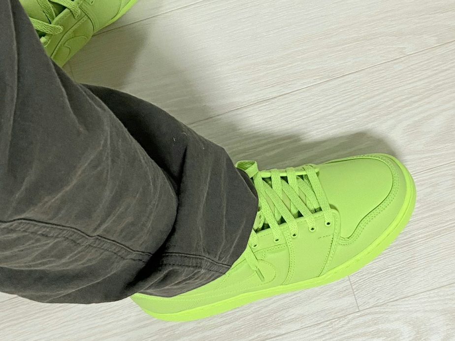 (W) Jordan 1 x Billie Eilish KO SP Lime Green 착용 스타일 - 2