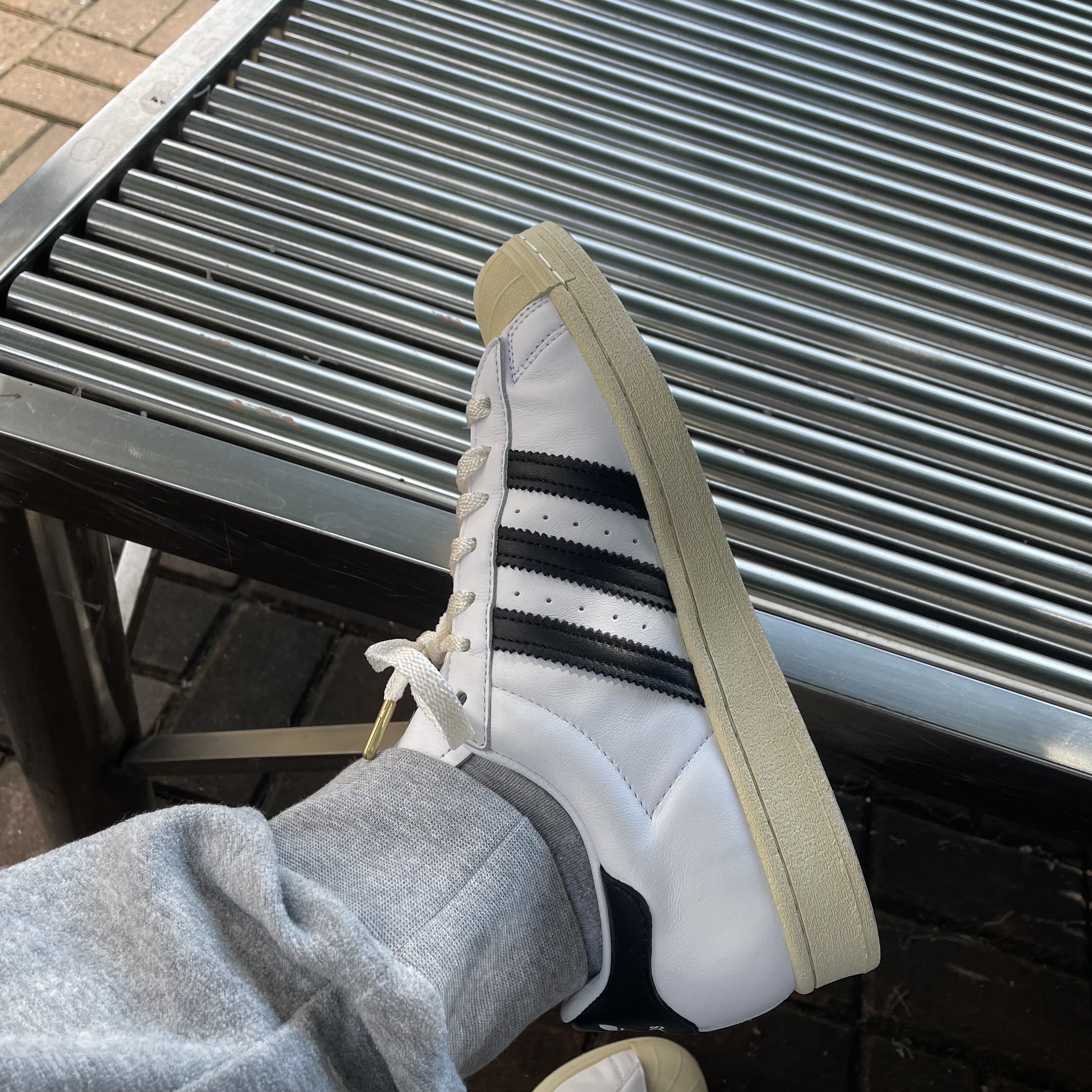 Adidas Superstar Premium White Black 착용 스타일 - 5