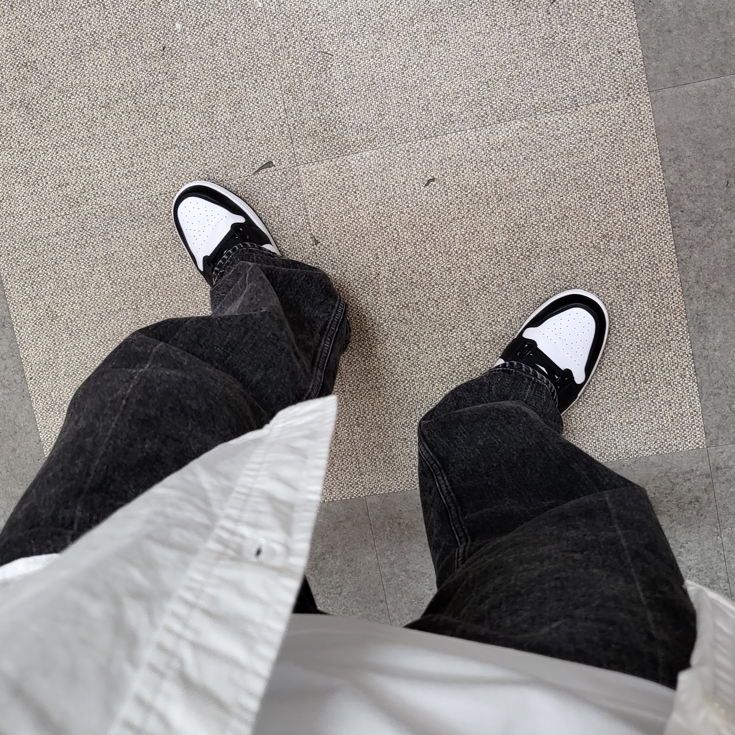Jordan 1 Low Black Particle Grey 착용 스타일