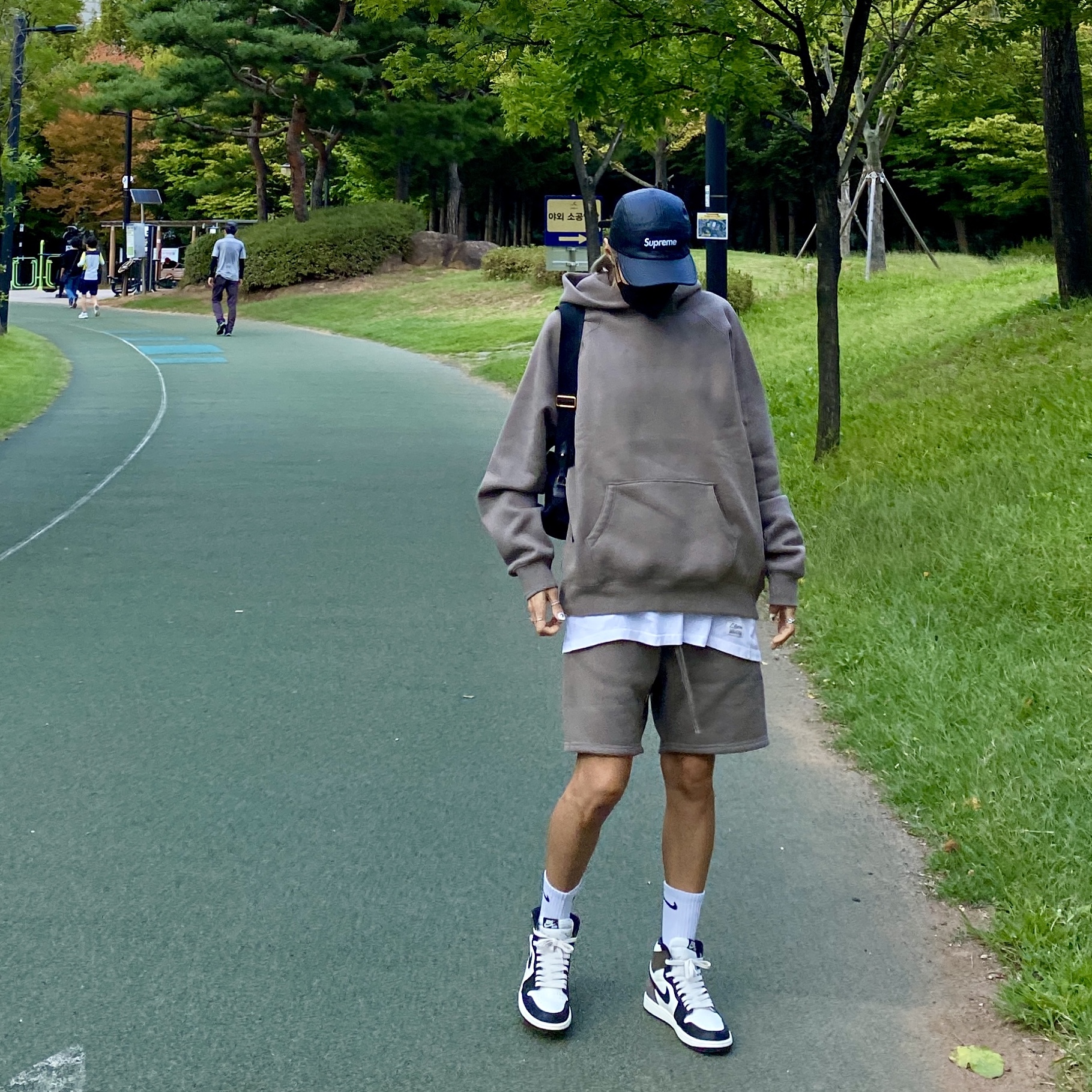 Supreme Leather Camp Cap Black - 21SS, Essentials Pull-Over Hoodie Taupe - 21SS 착용 스타일 - 2