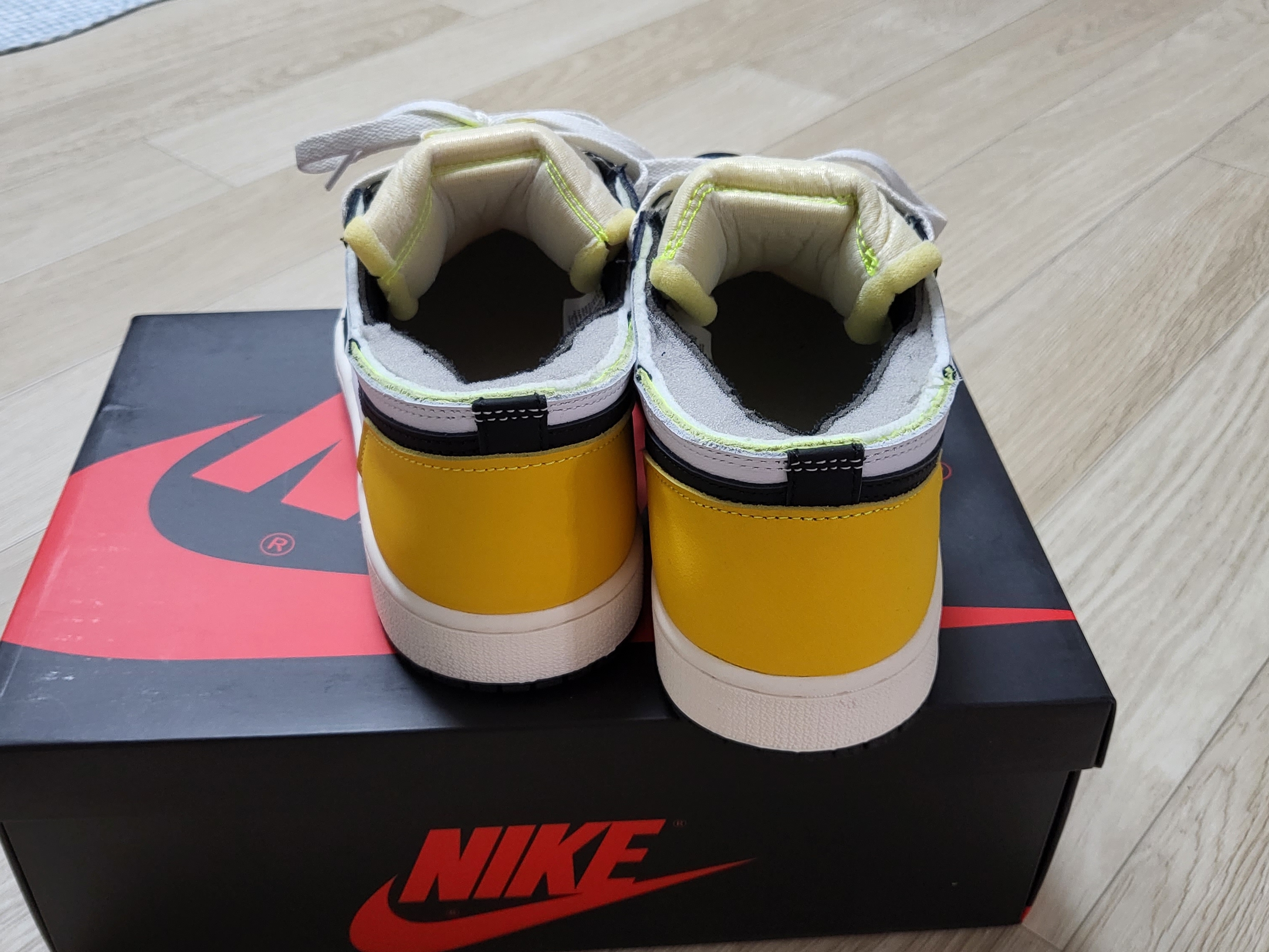 Jordan 1 Retro High OG Volt Gold 착용 스타일 - 5