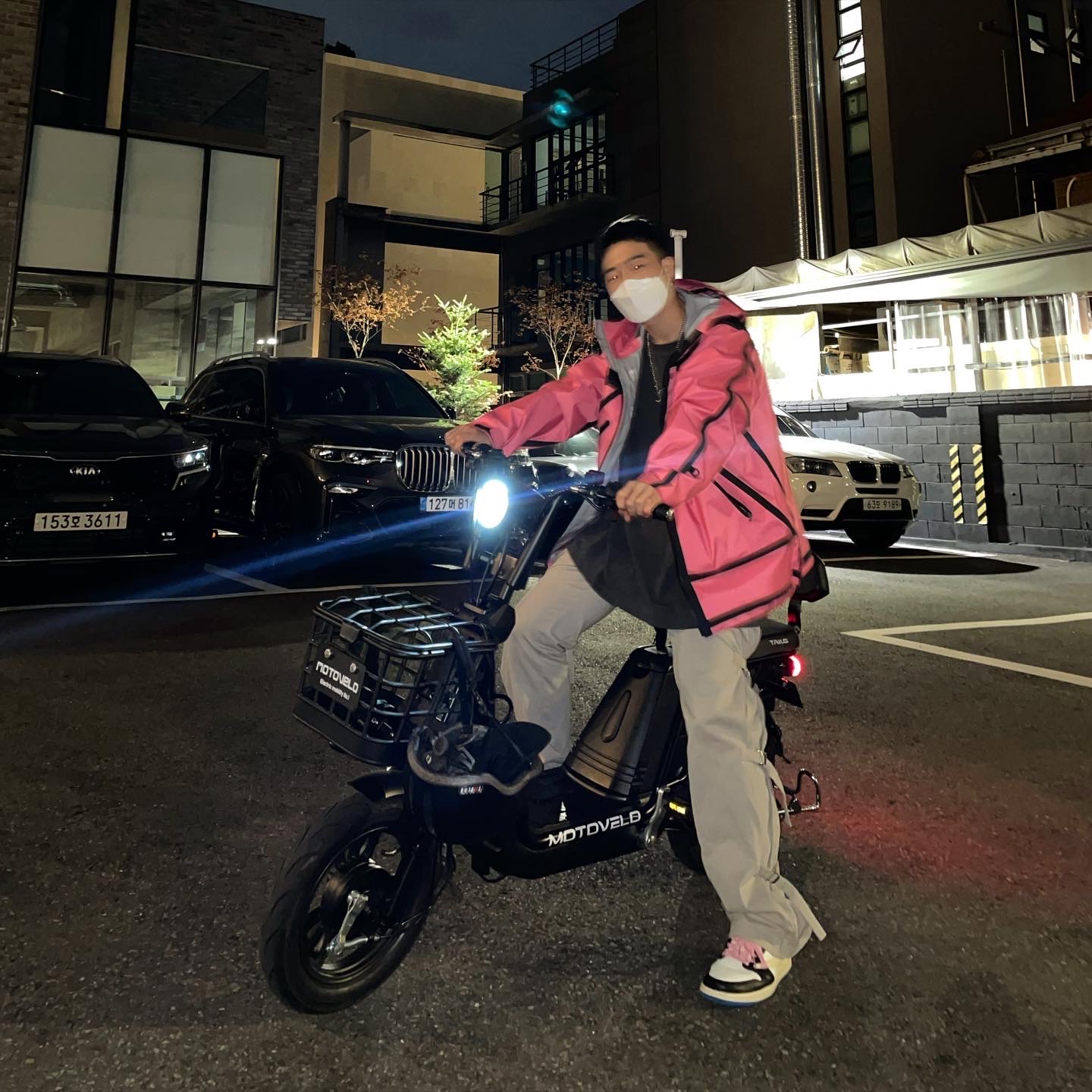 Supreme x The North Face Summit Series Outer Tape Seam Jacket Pink - 21SS, Jordan 1 x Travis Scott x Fragment Retro Low OG SP Military Blue 착용 스타일 - 3