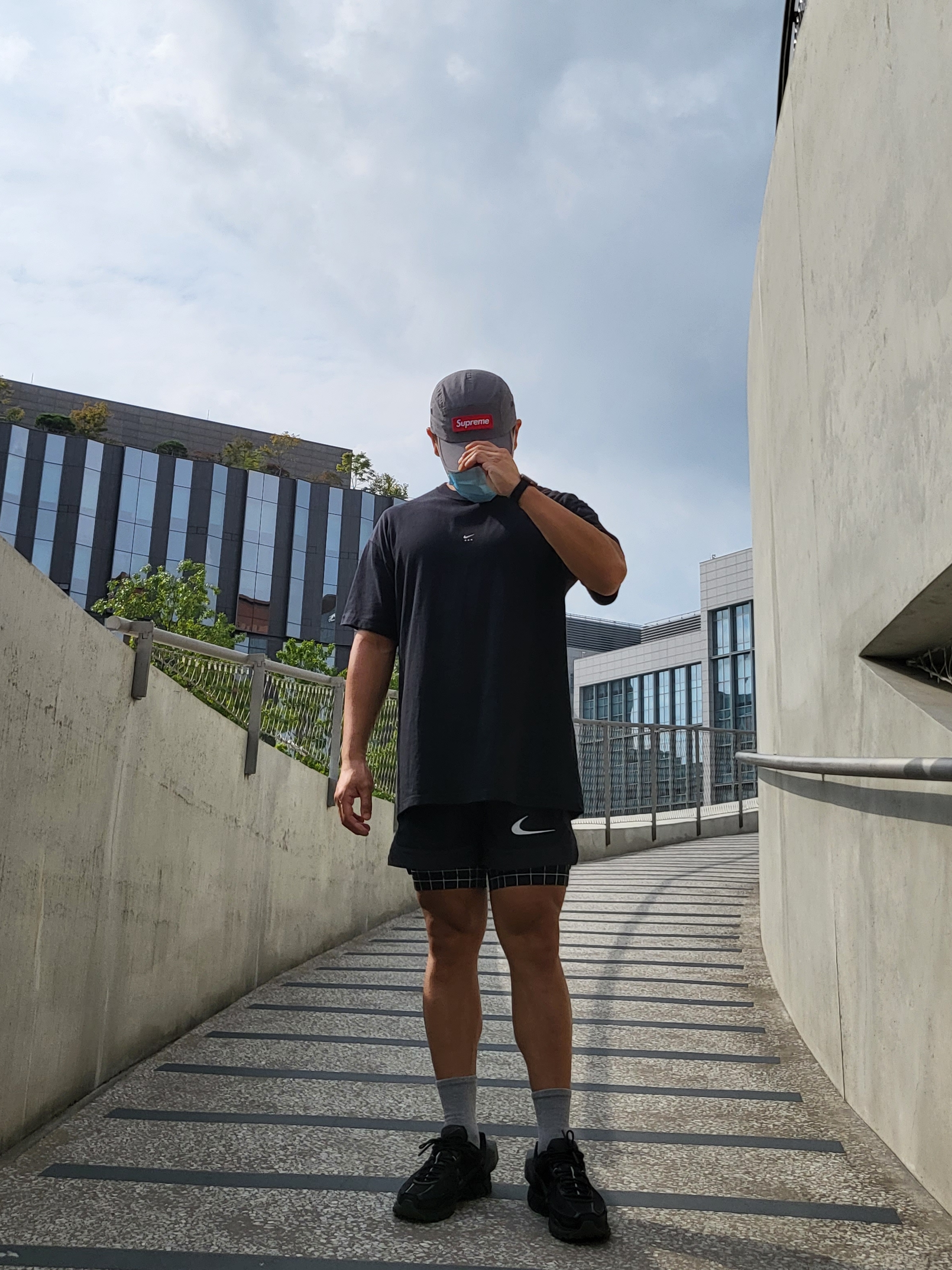 Supreme Military Camp Cap Grey - 21SS, Nike x Matthew M Williams NRG SE S/S T-Shirt Black 착용 스타일 - 2