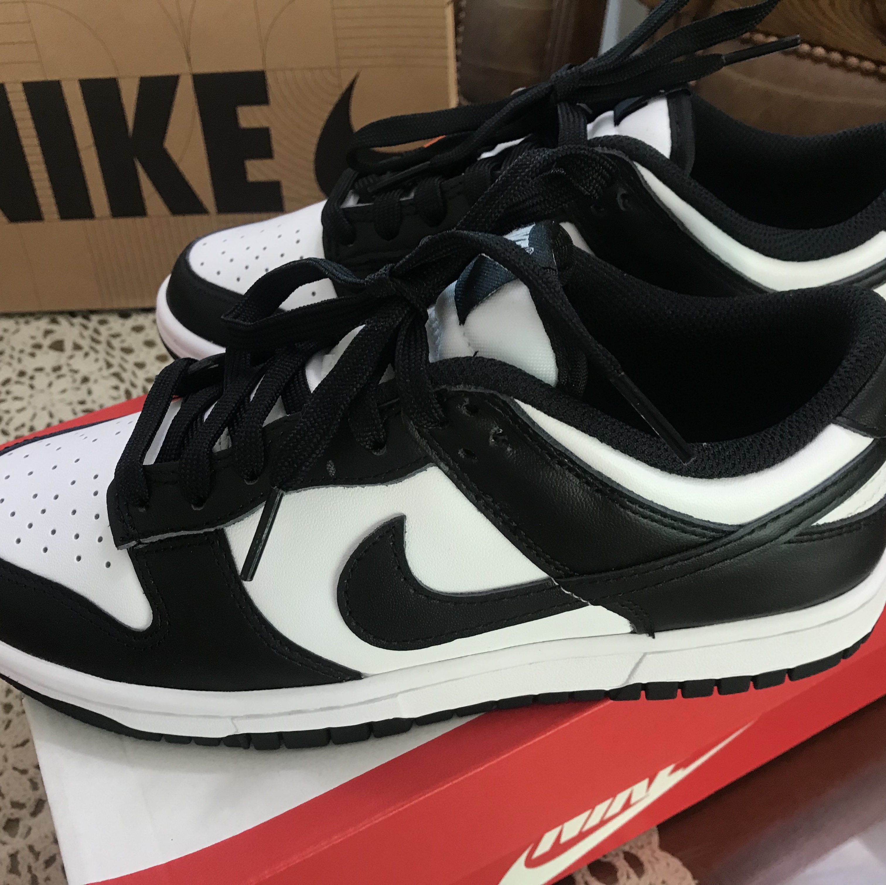 (W) Nike Dunk Low Black, (PS) Nike Dunk Low Bright Crimson Game Royal 착용 스타일 - 3