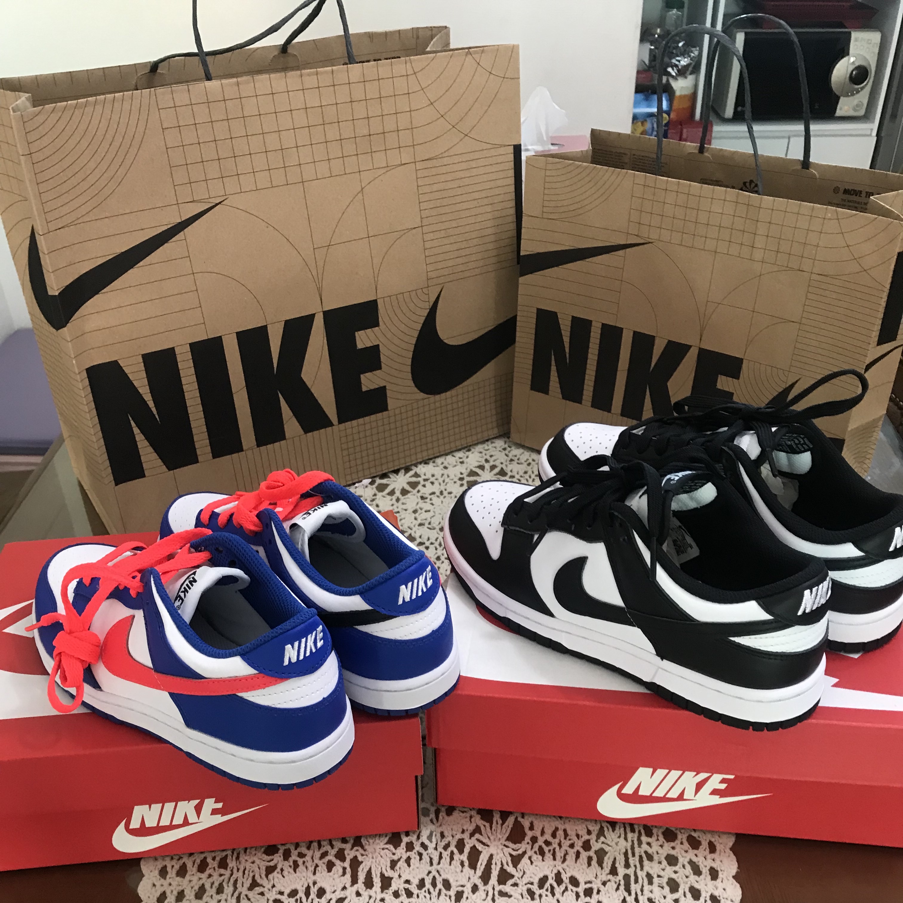 (W) Nike Dunk Low Black, (PS) Nike Dunk Low Bright Crimson Game Royal 착용 스타일 - 5