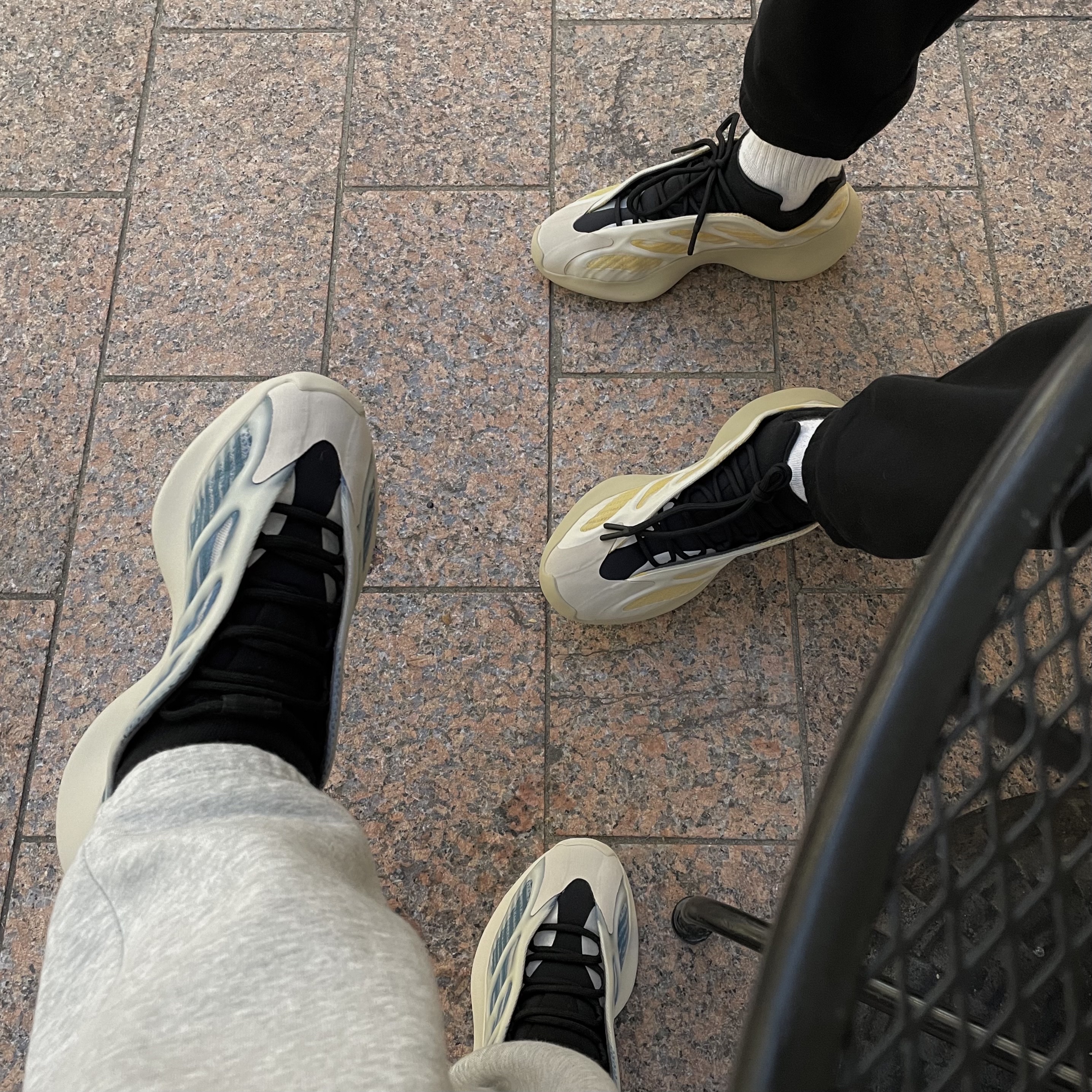 Adidas Yeezy 700 V3 Kyanite, Adidas Yeezy 700 V3 Safflower 착용 스타일 - 4