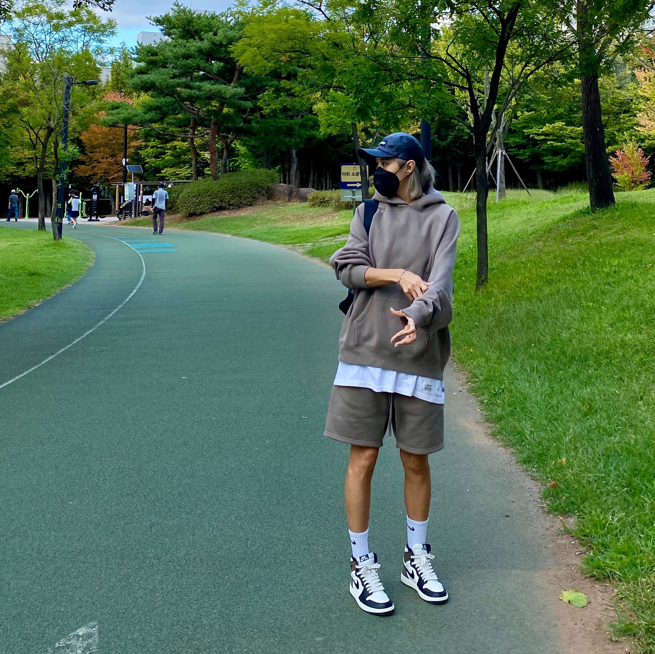 Supreme Leather Camp Cap Black - 21SS, Essentials Pull-Over Hoodie Taupe - 21SS 착용 스타일 - 1