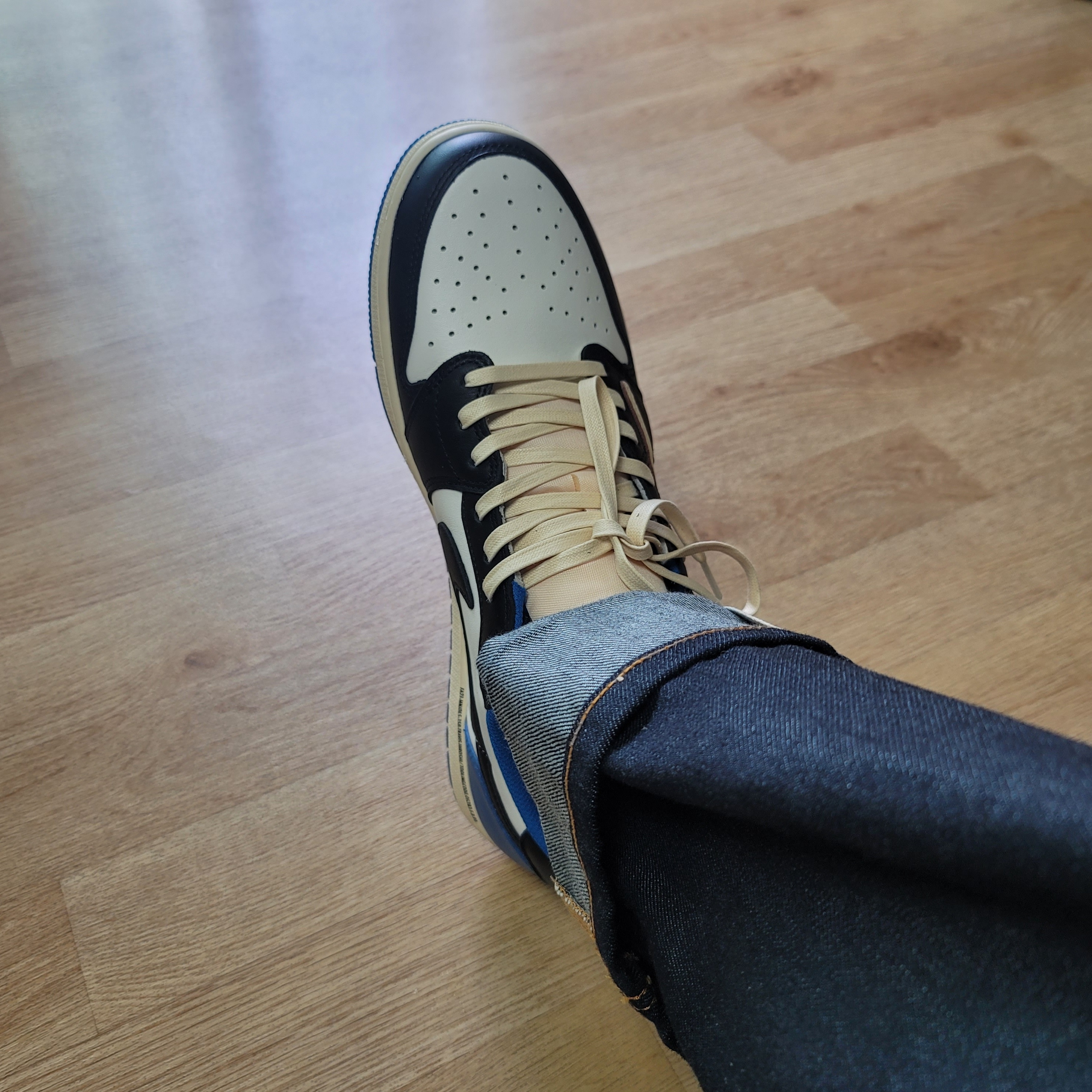 Jordan 1 x Travis Scott x Fragment Retro Low OG SP Military Blue 착용 스타일 - 3
