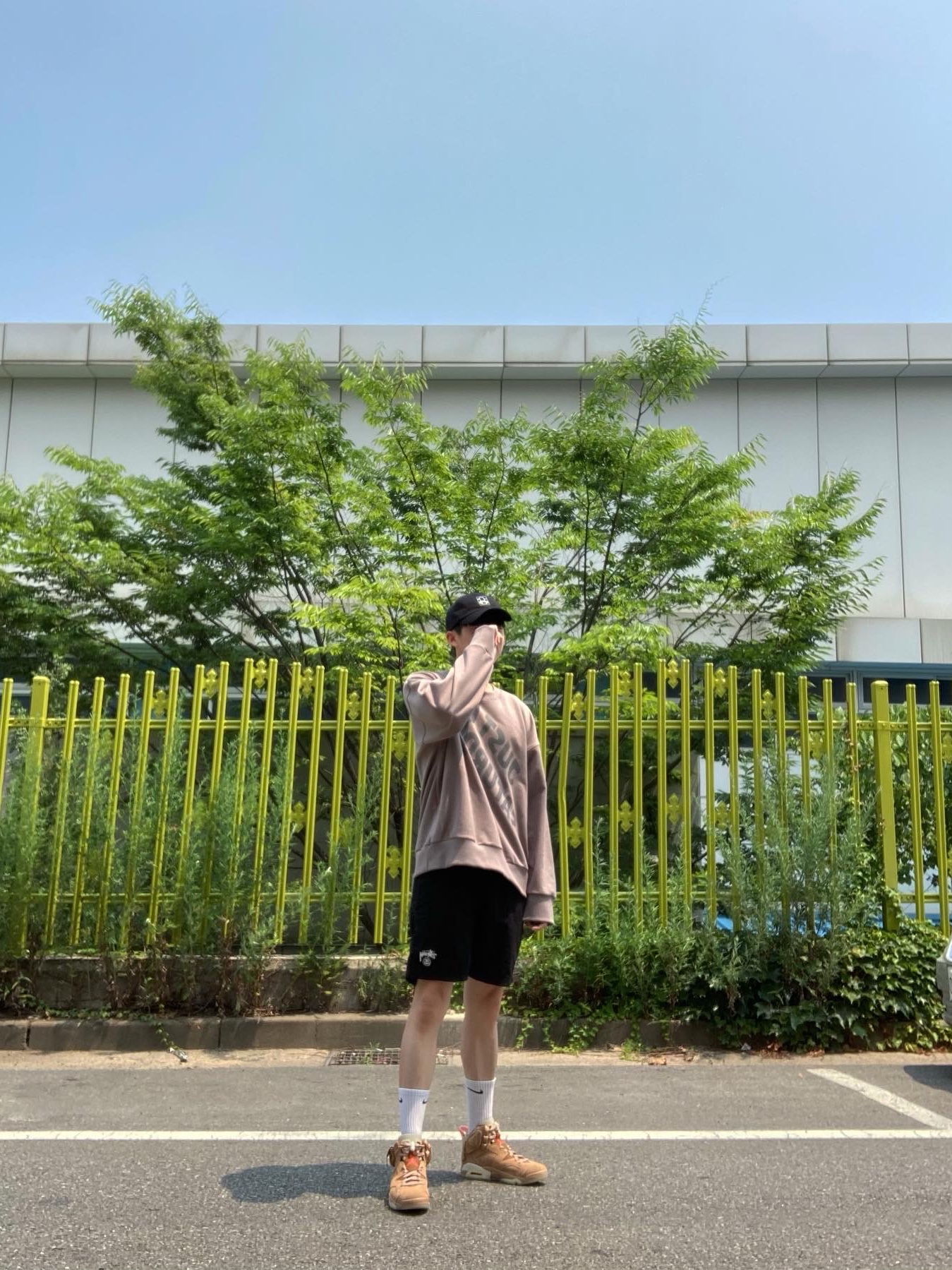 Jordan 6 x Travis Scott Retro SP British Khaki 착용 스타일