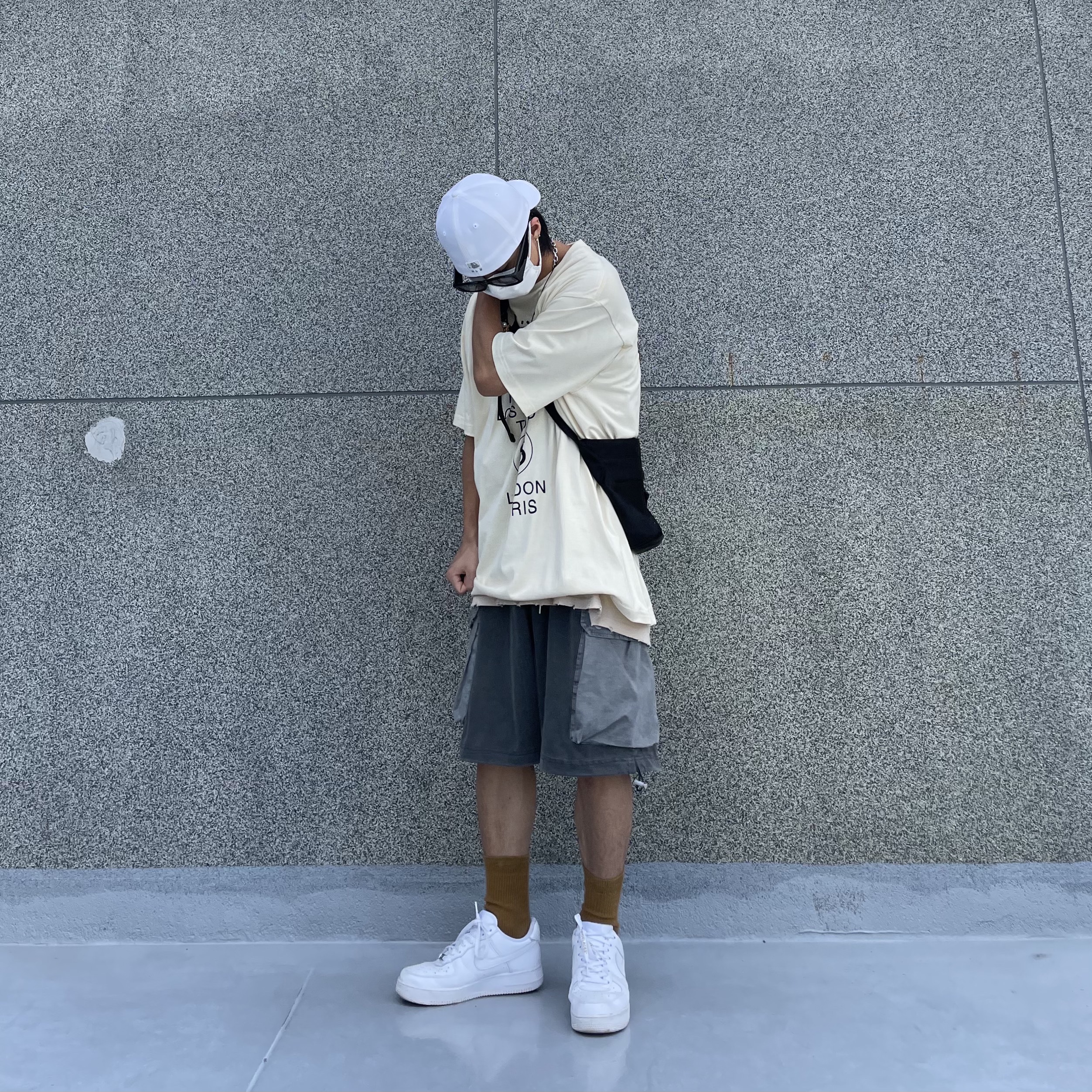 Stussy World Tour T-Shirt Pale Yellow 2021, Nike Air Force 1 '07 Low White 착용 스타일 - 2